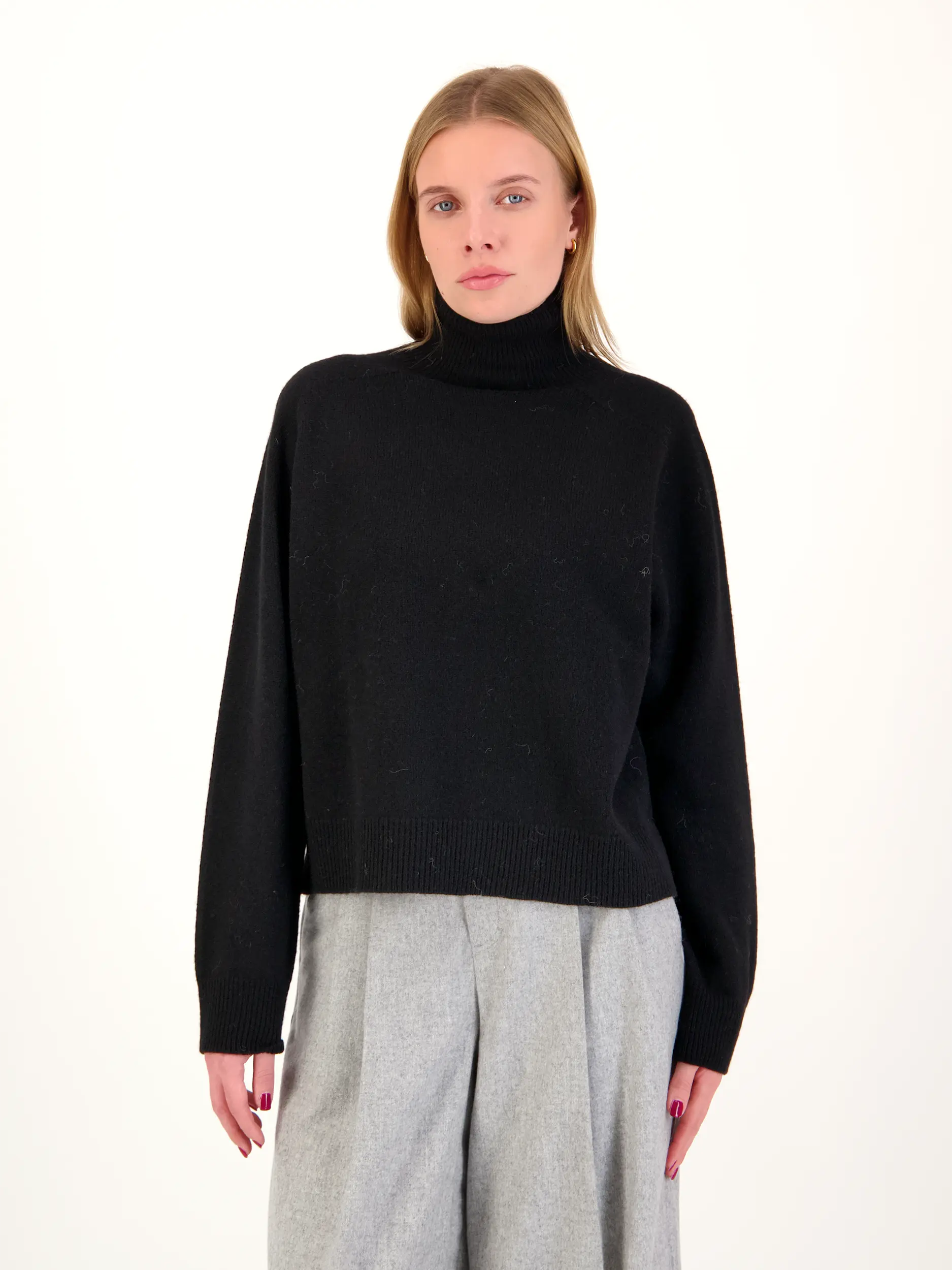 Pullover 'Lyzima' - Artikel Vorderseite getragen von einem Modell - Farbe: Schwarz