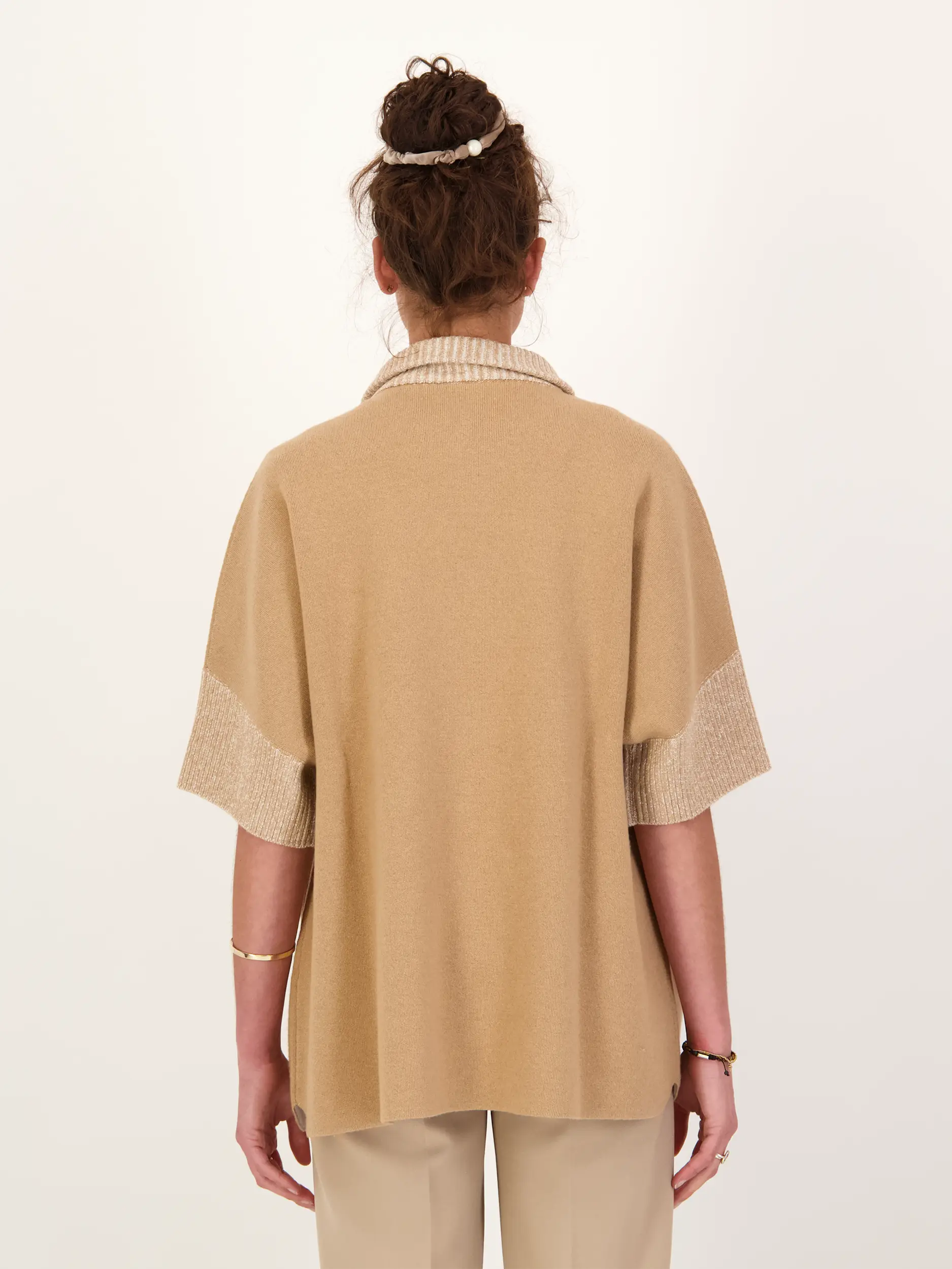 Strickjacke aus Wolle 3/4-Arm - Artikel Rückseite getragen von einem Modell - Farbe: Braun