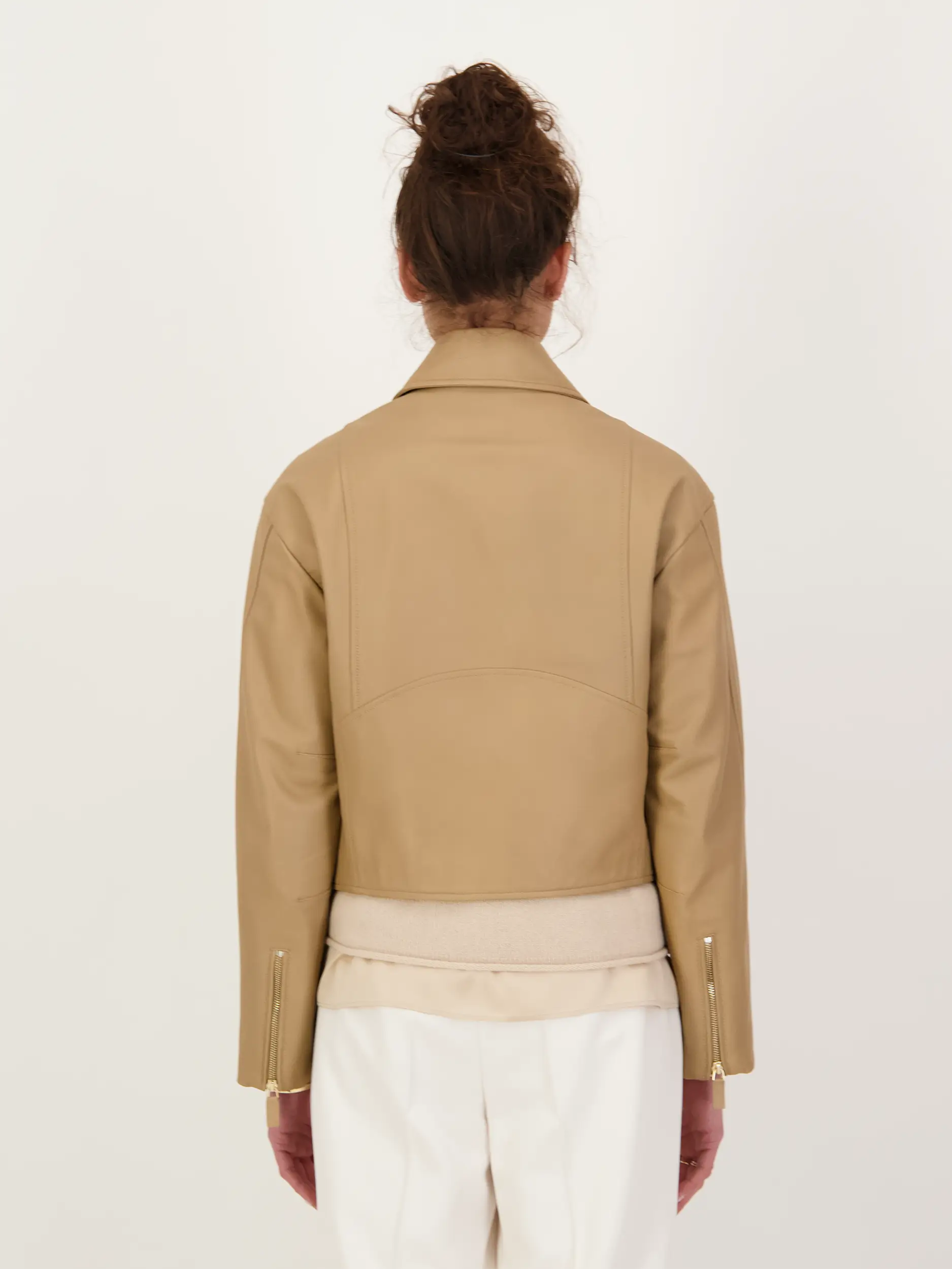 Lederjacke - Artikel Rückseite getragen von einem Modell - Farbe: Braun