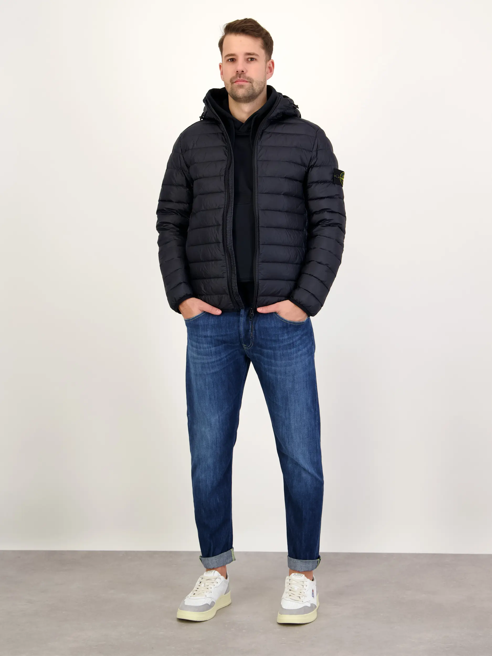 Jacke - Artikel Teil eines Outfits getragen von einem Modell - Farbe: Blau