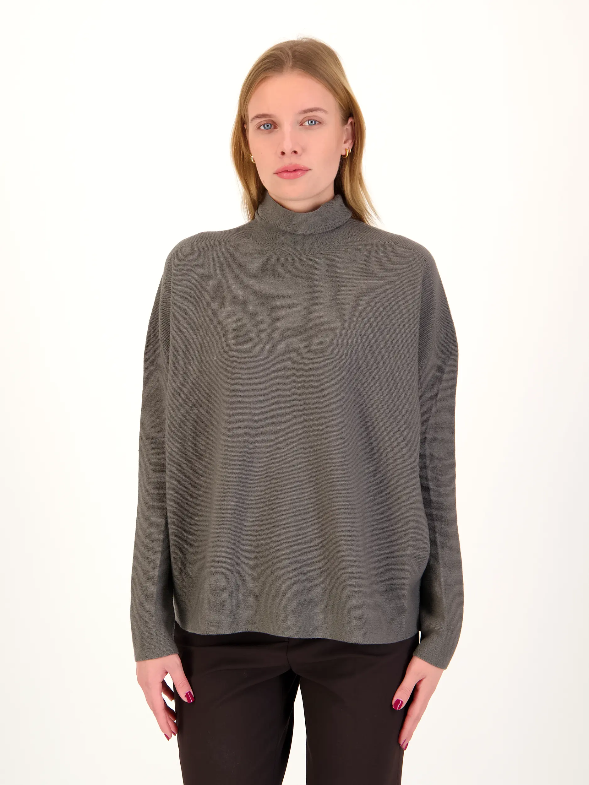 Pullover 'Liora' aus Wolle langarm - Artikel Vorderseite getragen von einem Modell - Farbe: Grau