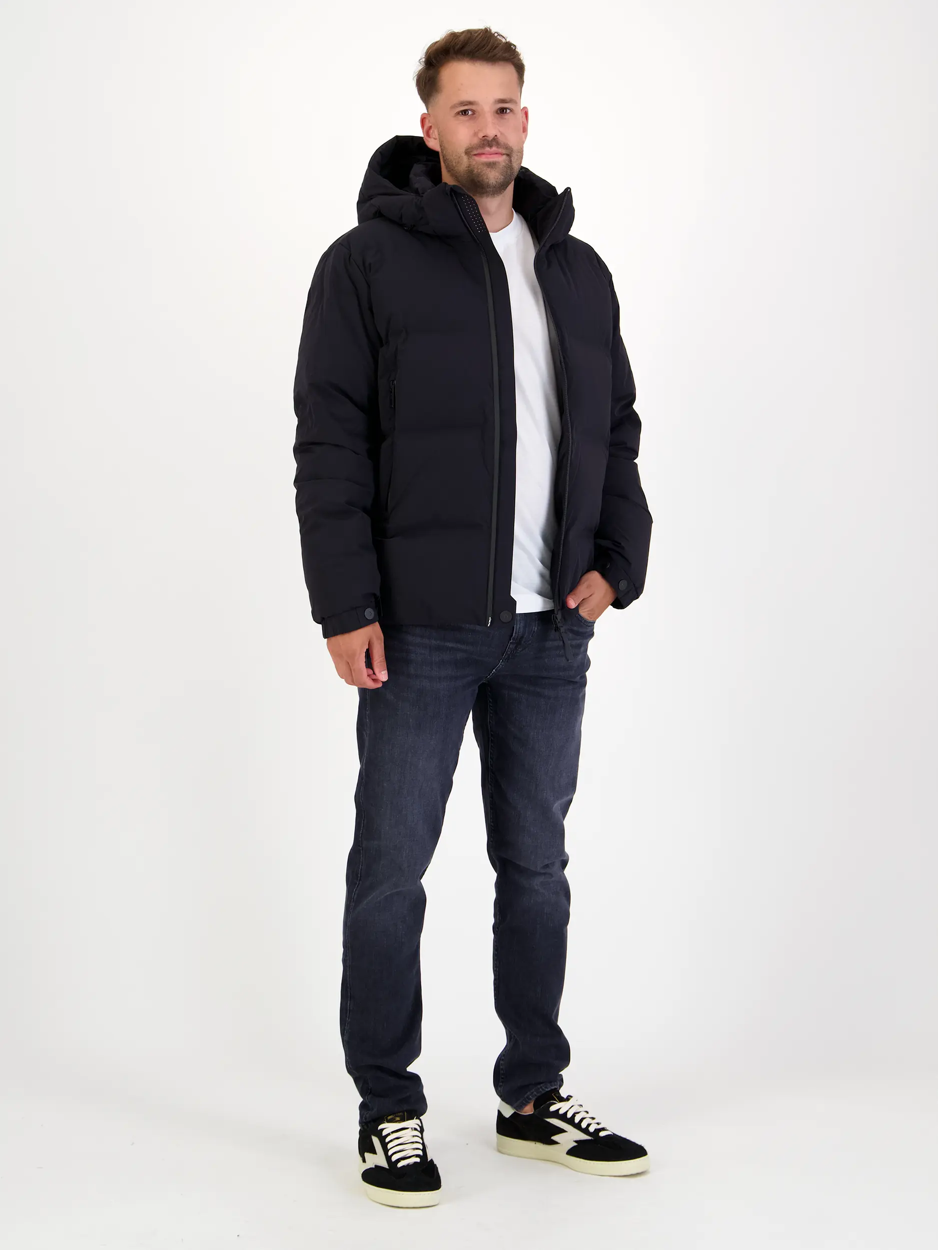 Wasserabweisende Daunenjacke 'Odoru' - Artikel Teil eines Outfits getragen von einem Modell - Farbe: Schwarz