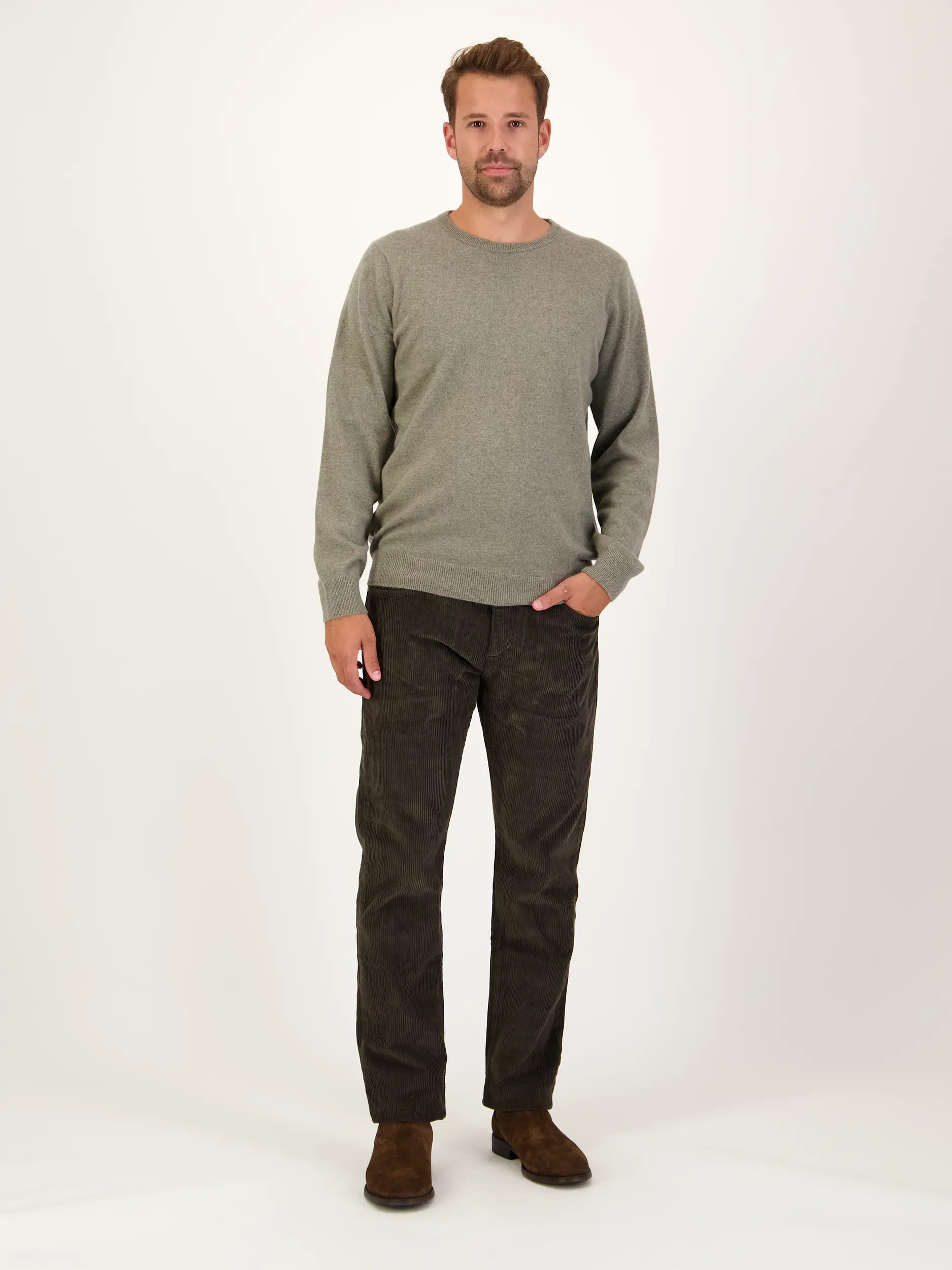 Cordhose - Artikel Teil eines Outfits getragen von einem Modell - Farbe: Grün