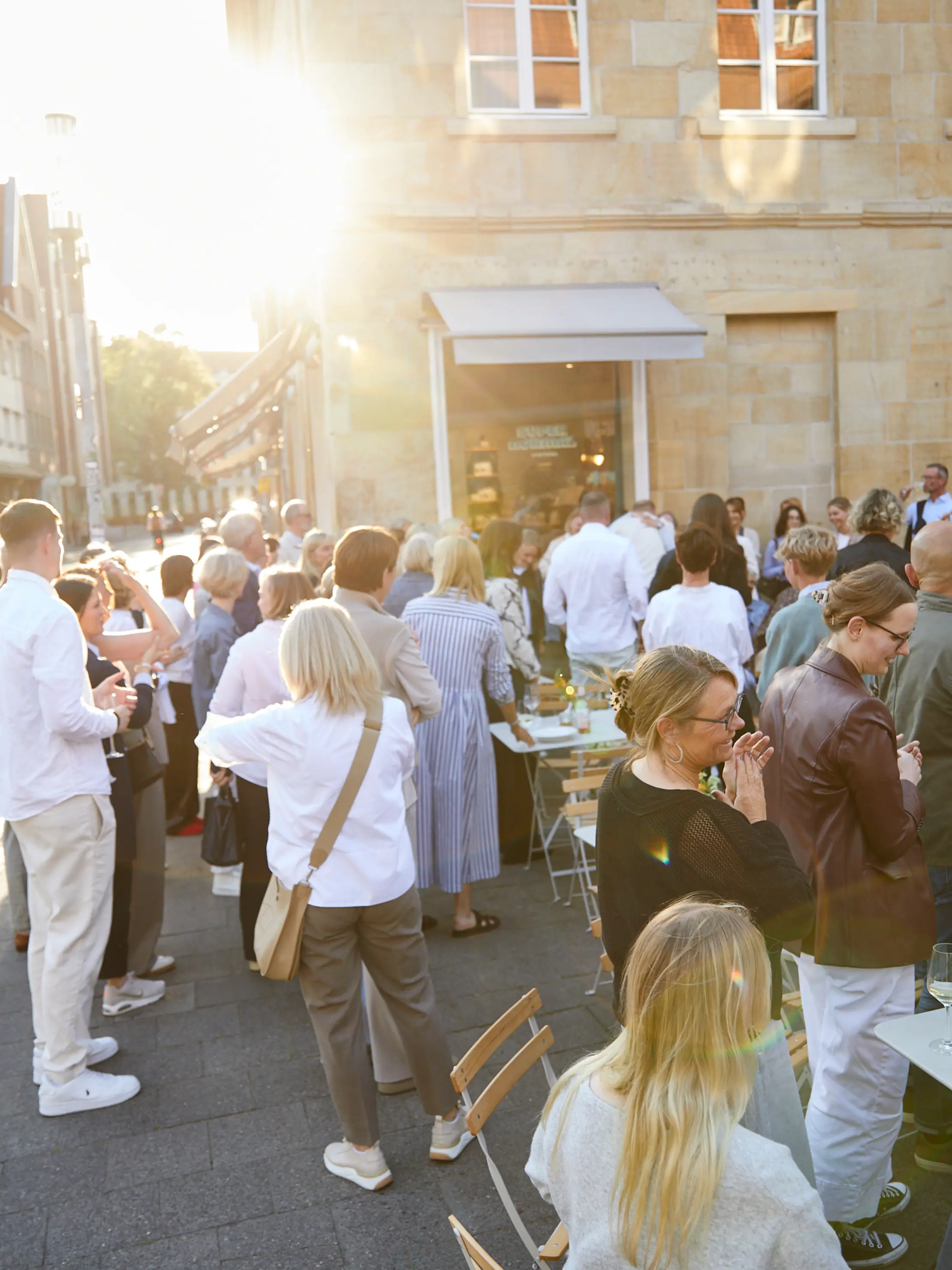 Gesellige Atmosphäre bei der Schnitzler-Feier zum TW Forum Preis 2025, Menschen im Austausch im Abendlicht. 