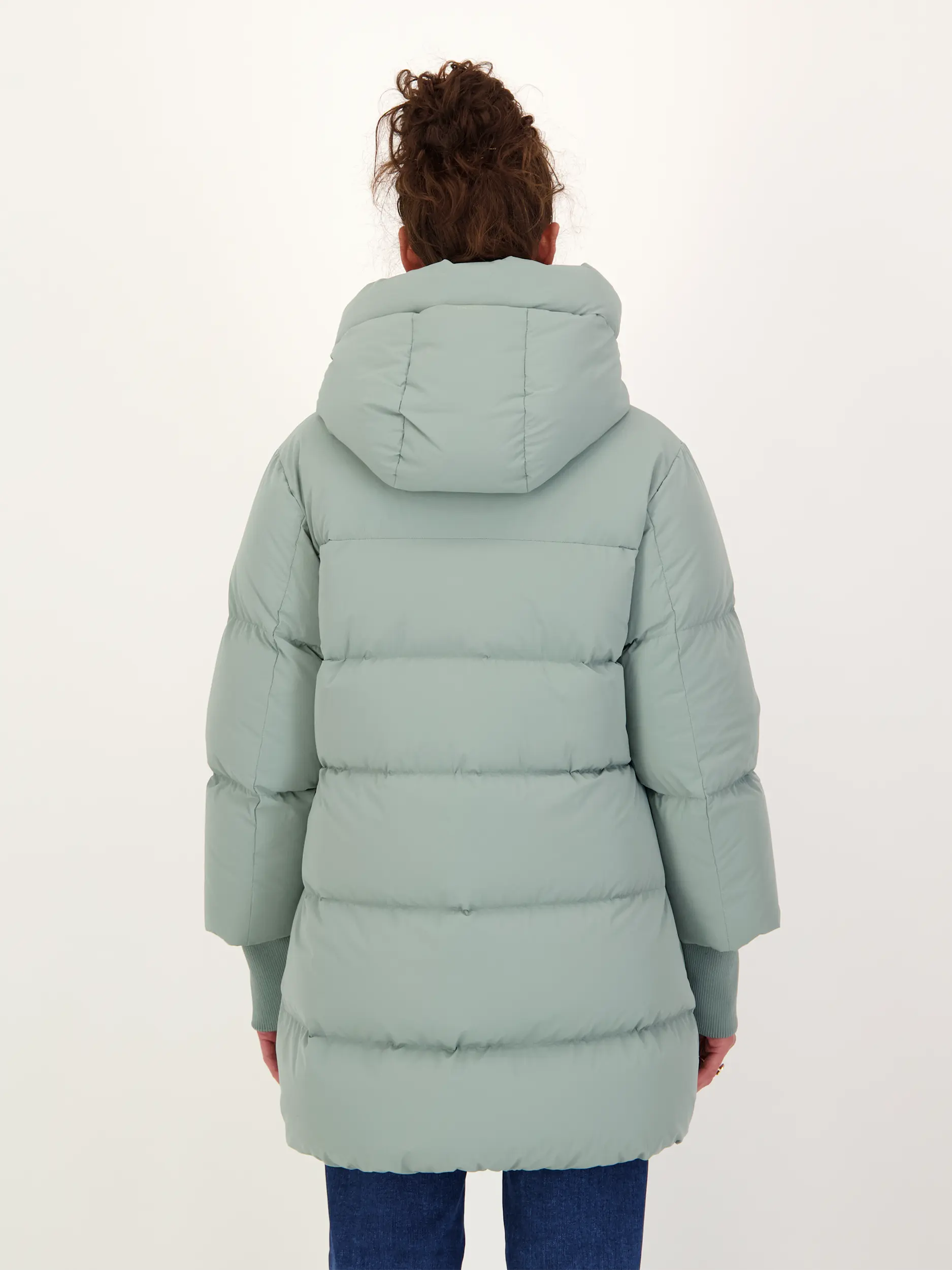 Daunenjacke 'Cloud Madison' - Artikel Rückseite getragen von einem Modell - Farbe: Grün