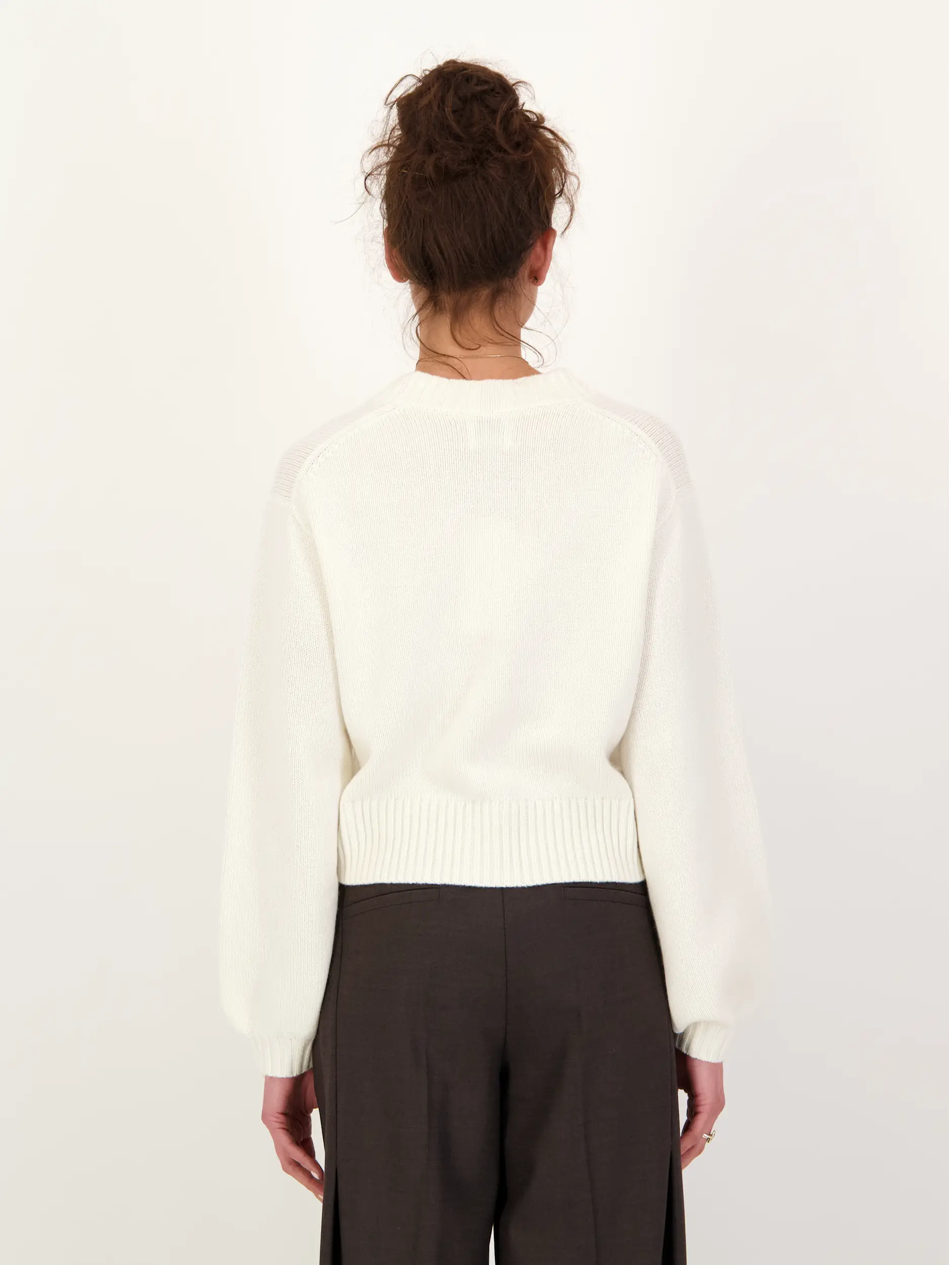 Strickjacke aus Kaschmir - Artikel Rückseite getragen von einem Modell - Farbe: Creme