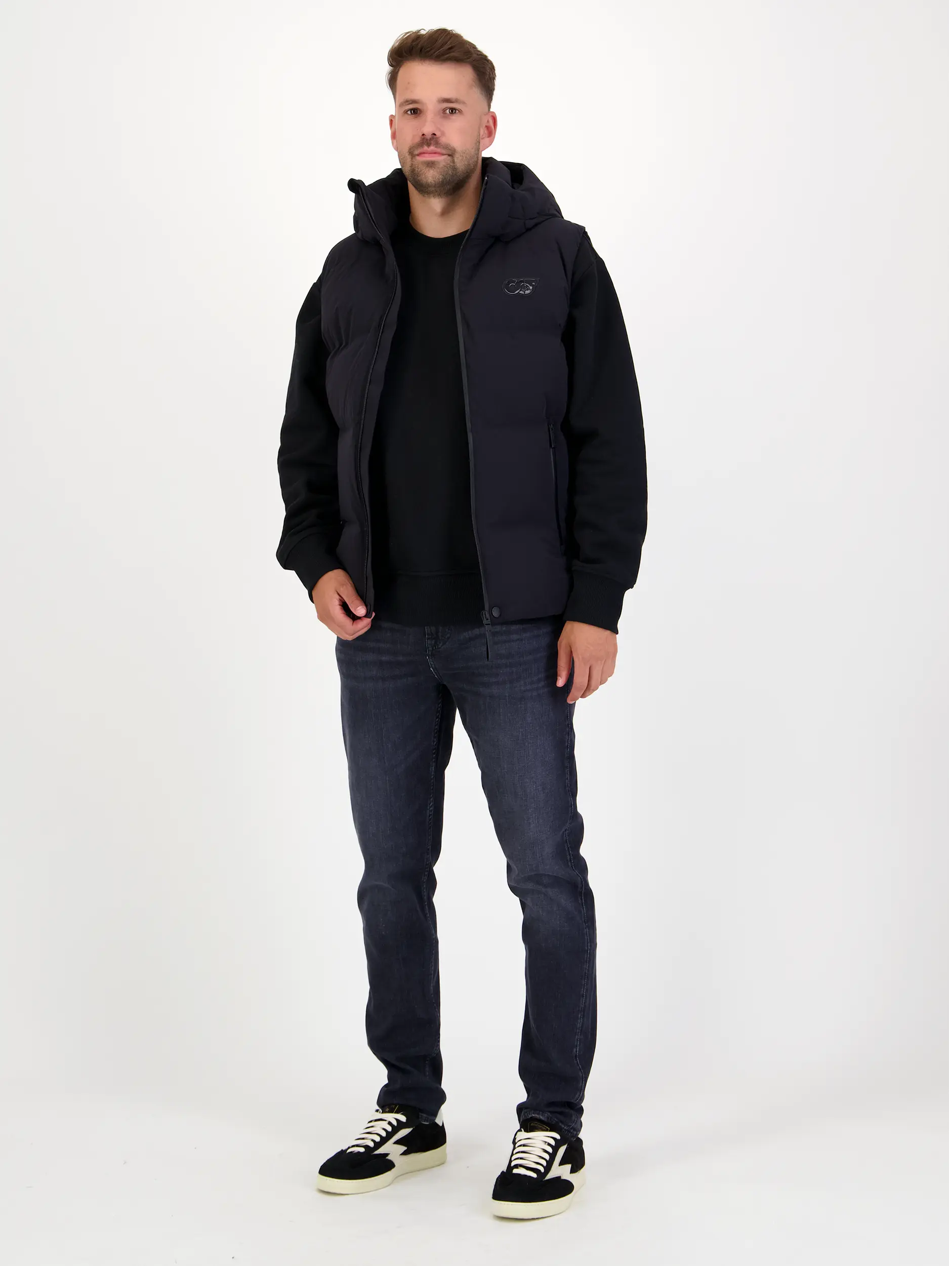 Wasserabweisende Outdoorweste 'Ocoav' aus Daunen - Artikel Teil eines Outfits getragen von einem Modell - Farbe: Schwarz