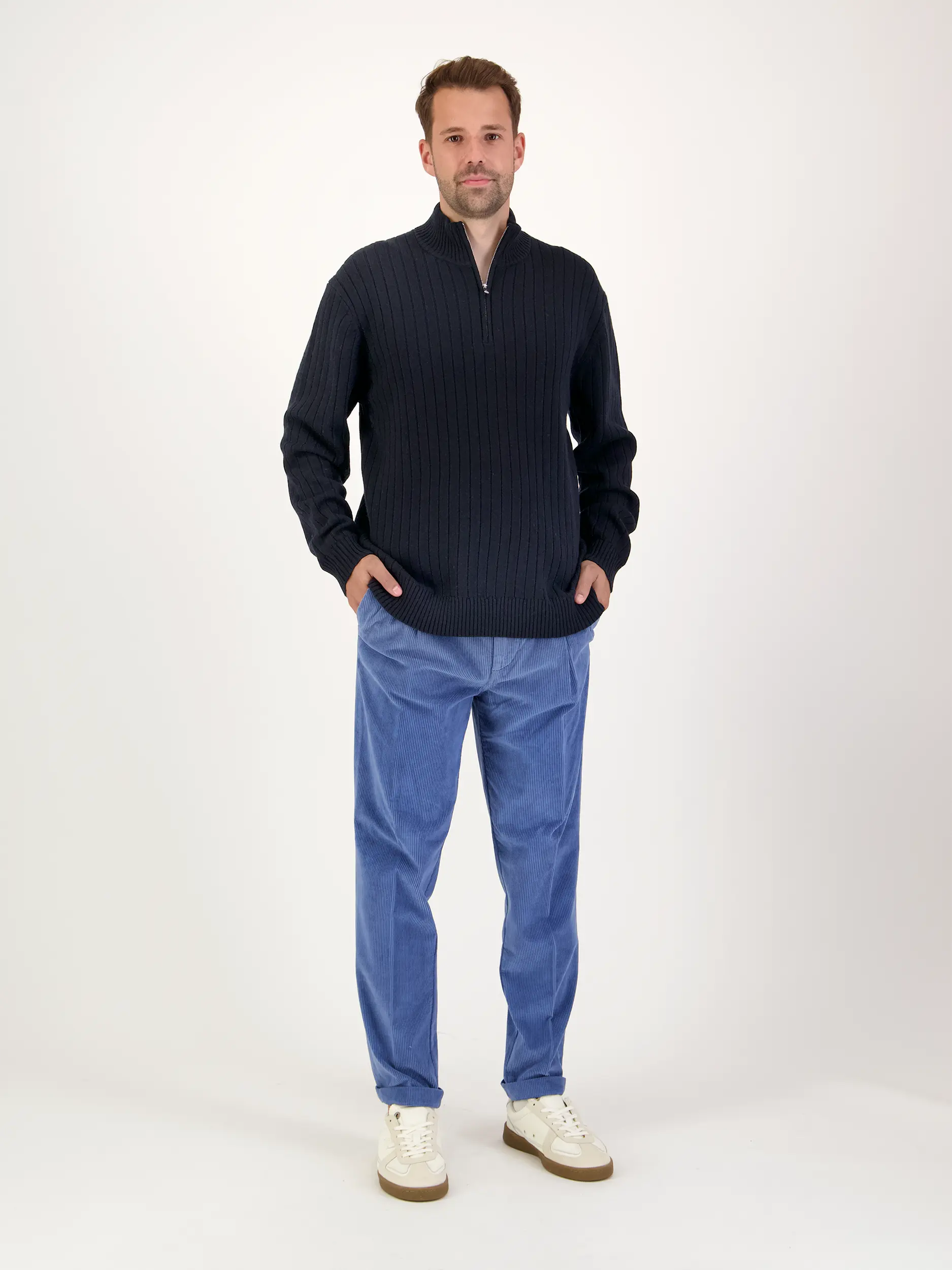 Pullover aus Woll-Mix langarm - Artikel Teil eines Outfits getragen von einem Modell - Farbe: Blau