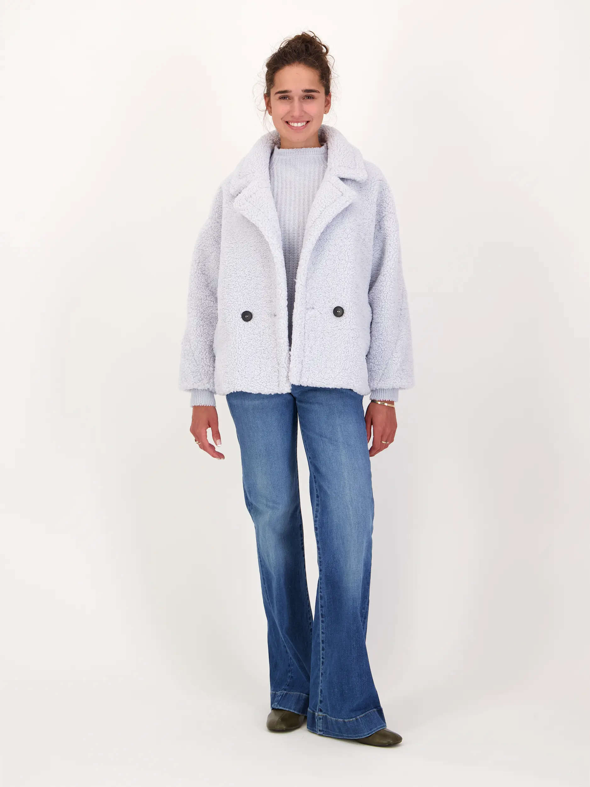 Teddyjacke 'Yogi' - Artikel Teil eines Outfits getragen von einem Modell - Farbe: Blau