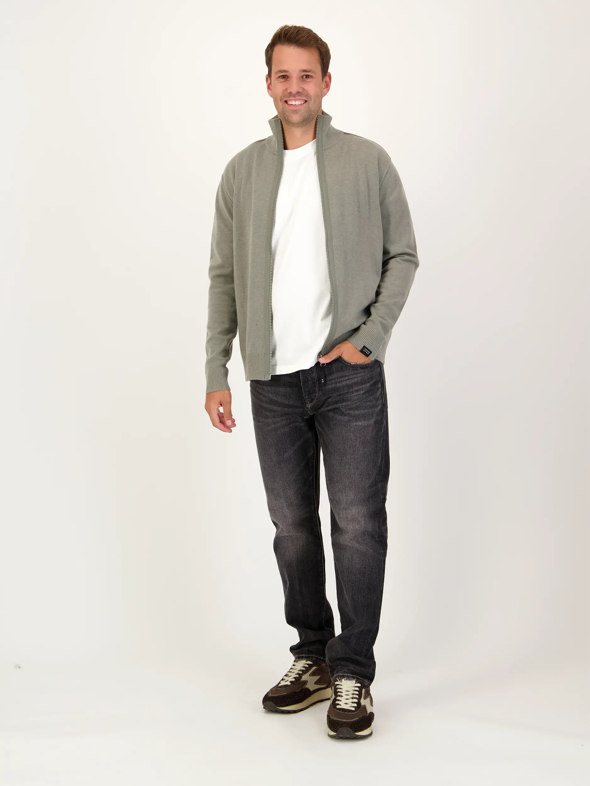 Strickjacke 'Clifden' aus Woll-Mix - Artikel Teil eines Outfits getragen von einem Modell - Farbe: Grün