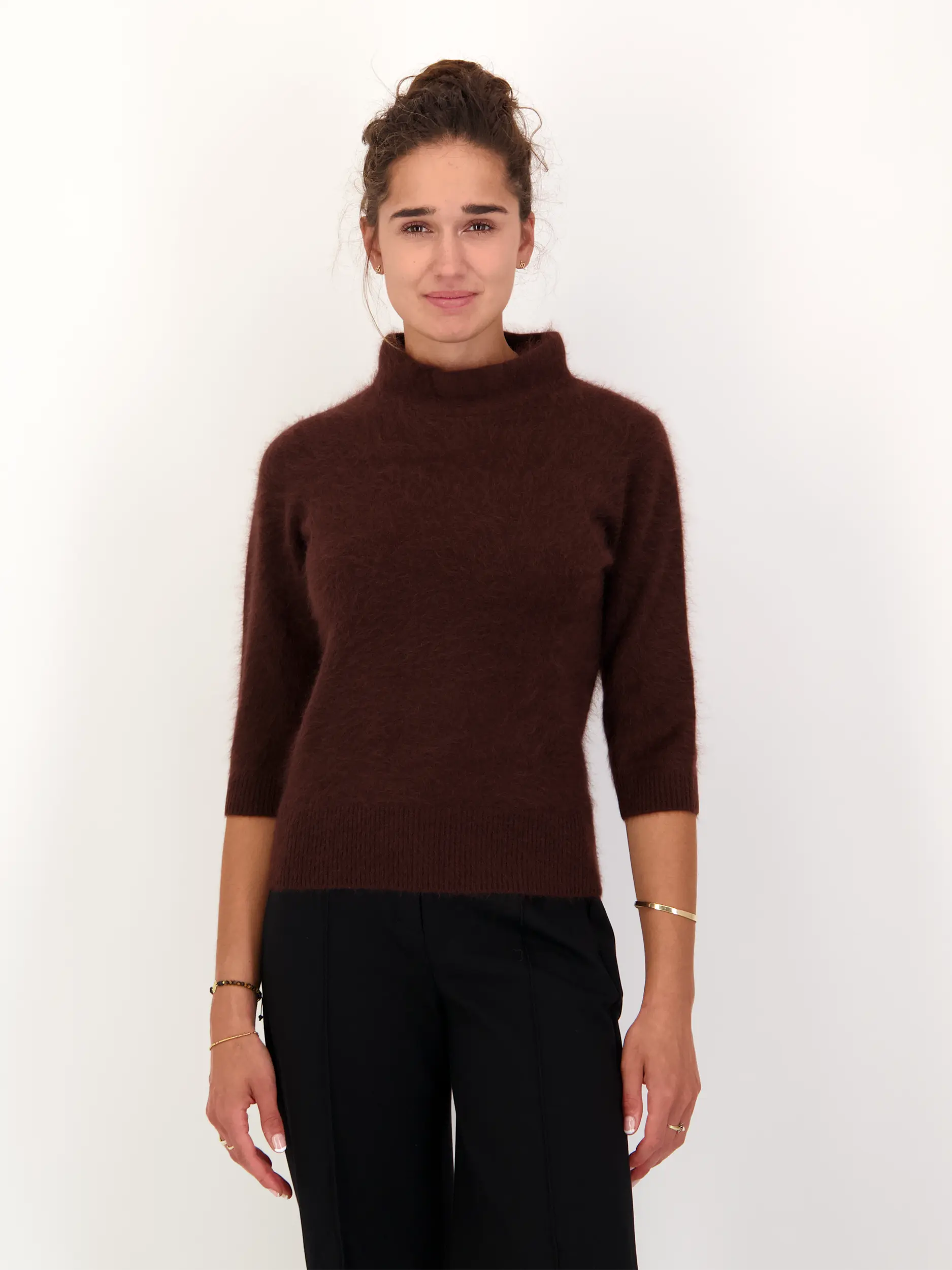 Pullover 'Fluffy Statement' aus Wolle 3/4 Arm - Artikel Vorderseite getragen von einem Modell - Farbe: Braun
