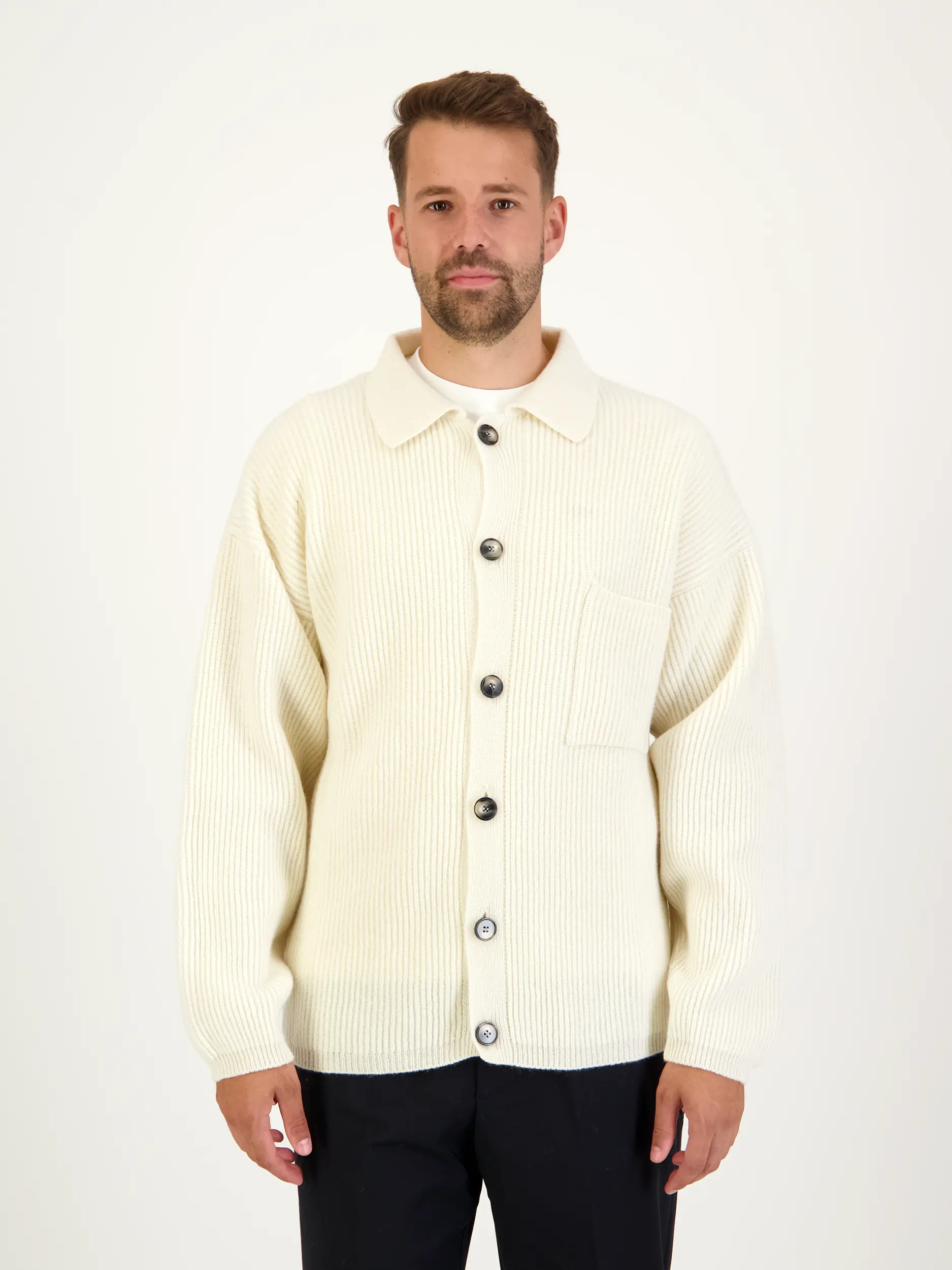 Strickjacke aus Kaschmir-Woll-Mix - Artikel Vorderseite getragen von einem Modell - Farbe: Beige
