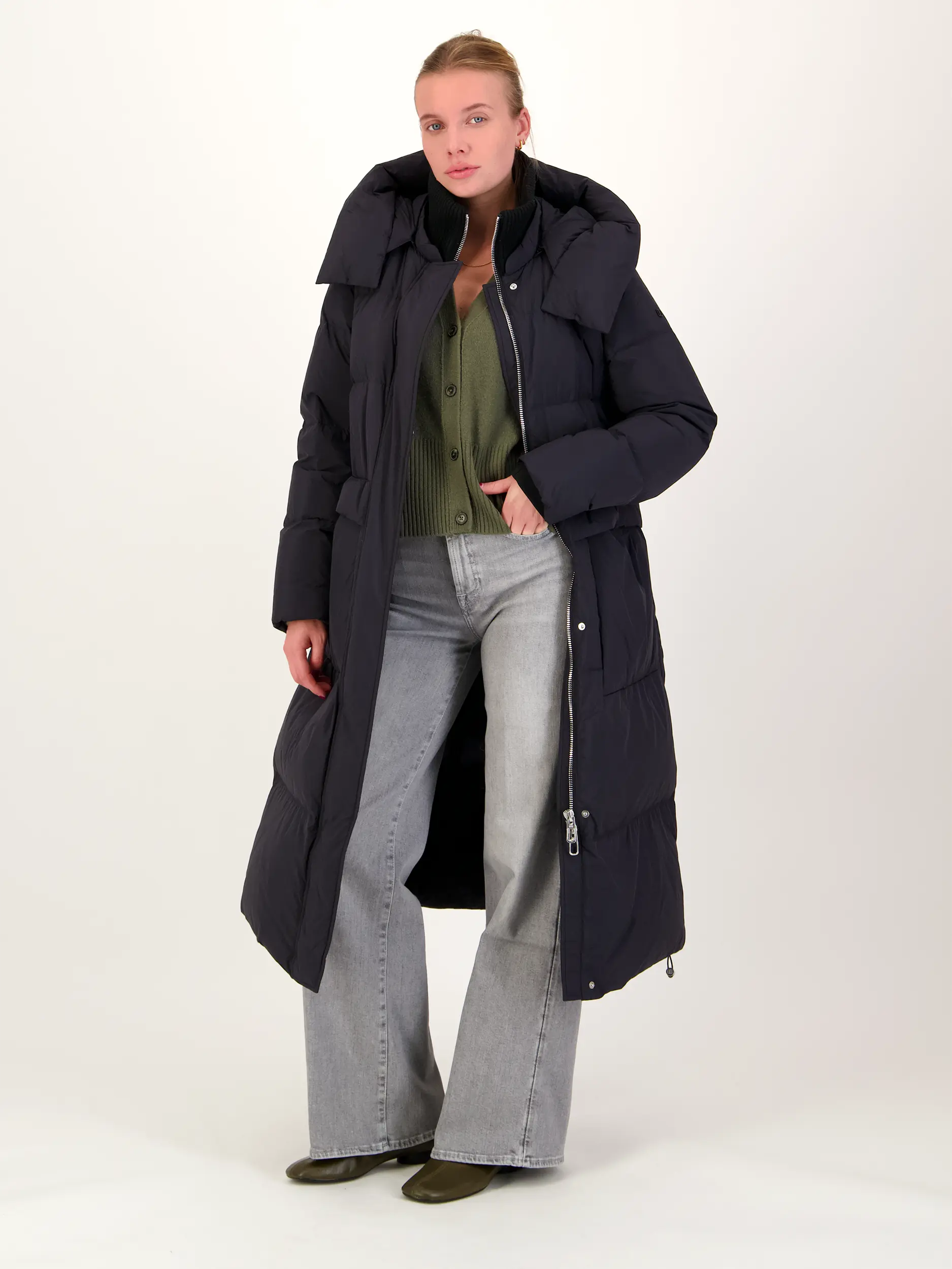 Daunenmantel 'Fully Aprica'  - Artikel Teil eines Outfits getragen von einem Modell - Farbe: Schwarz