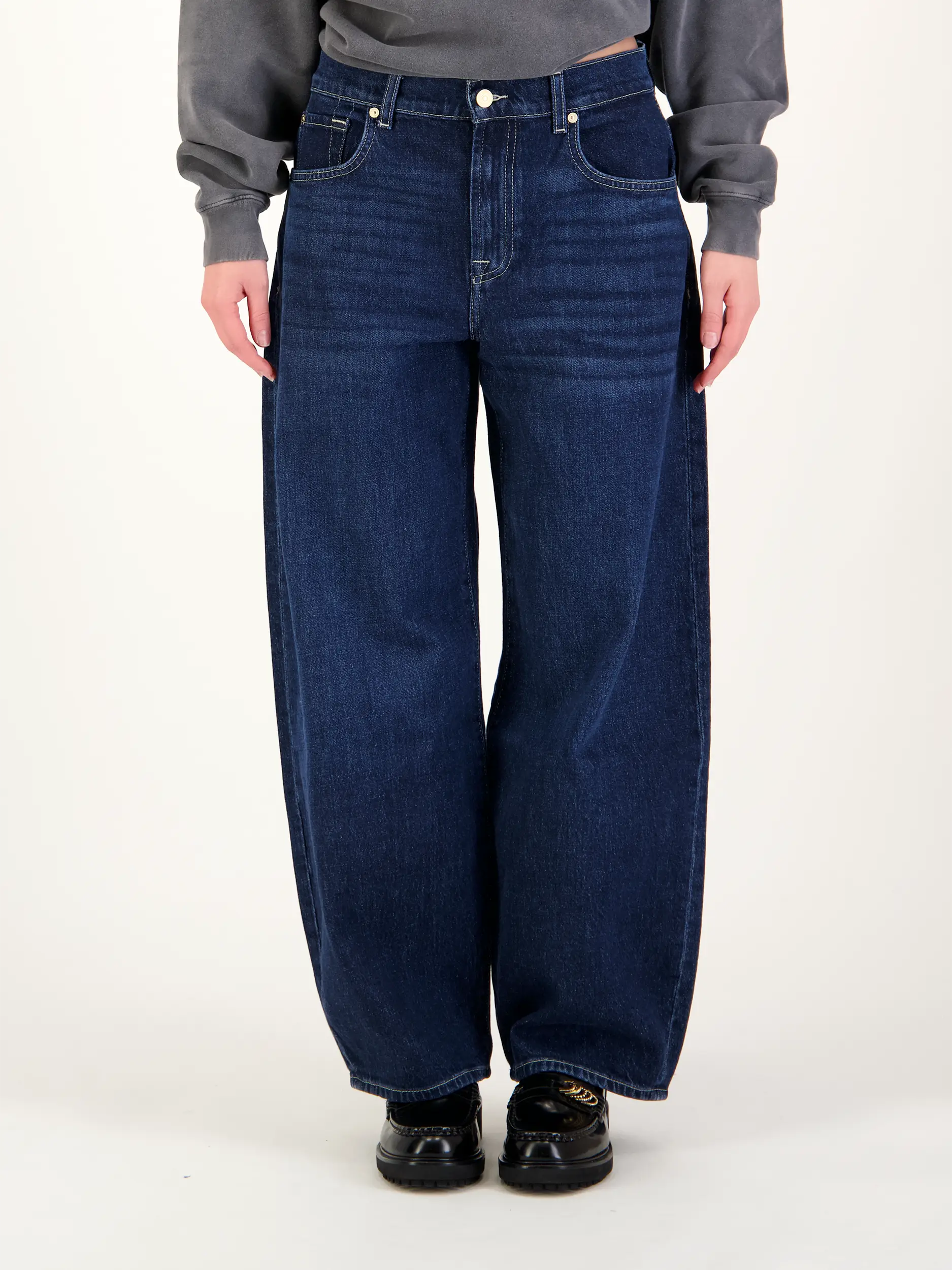 High Rise Barrel Jeans 'Bonnie' - Artikel Vorderseite getragen von einem Modell - Farbe: Blau