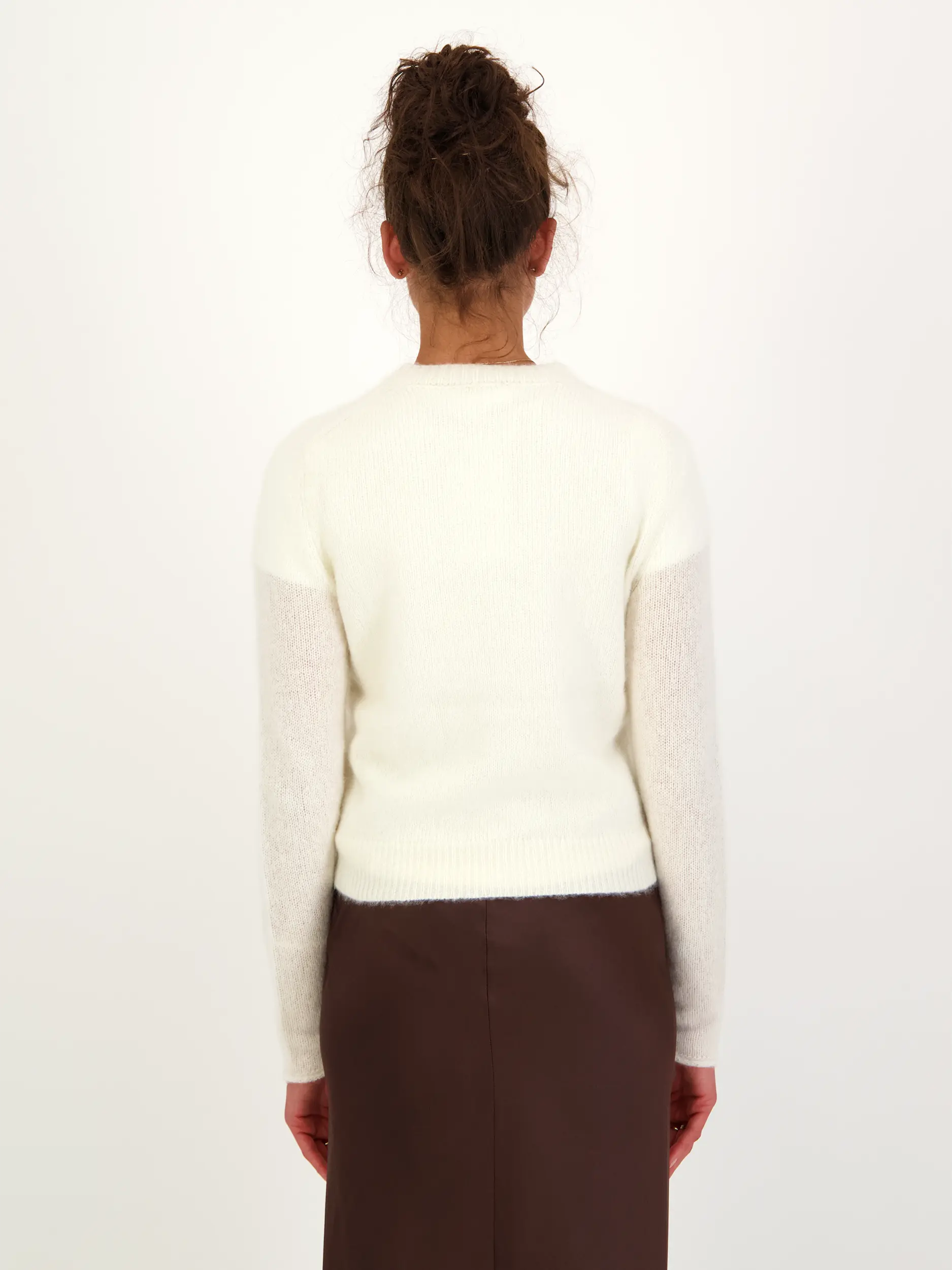 Strickjacke 'Luxury Love' aus Kaschmir - Artikel Rückseite getragen von einem Modell - Farbe: Creme
