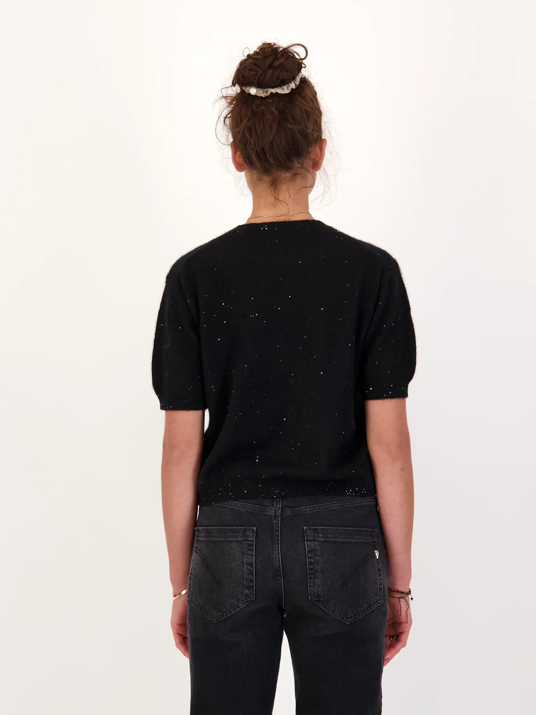 Pullover aus Kaschmir kurzarm - Artikel Rückseite getragen von einem Modell - Farbe: Schwarz