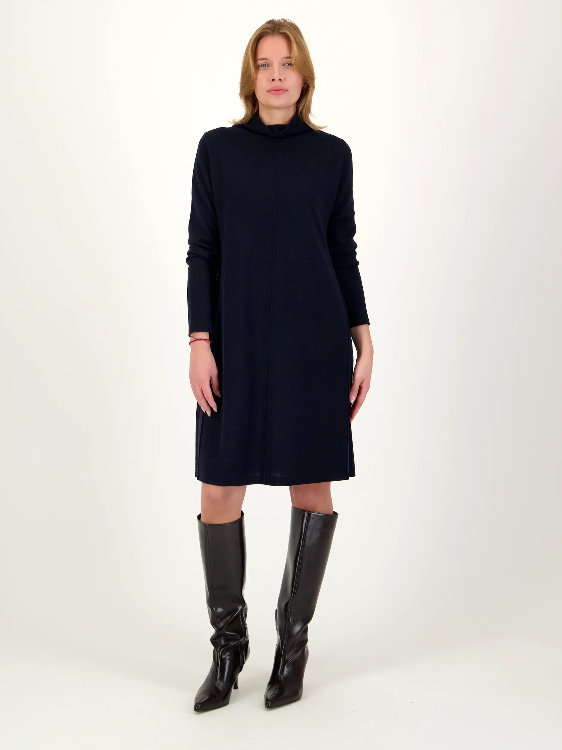 Midi Wollkleid langarm - Artikel Vorderseite getragen von einem Modell - Farbe: Blau