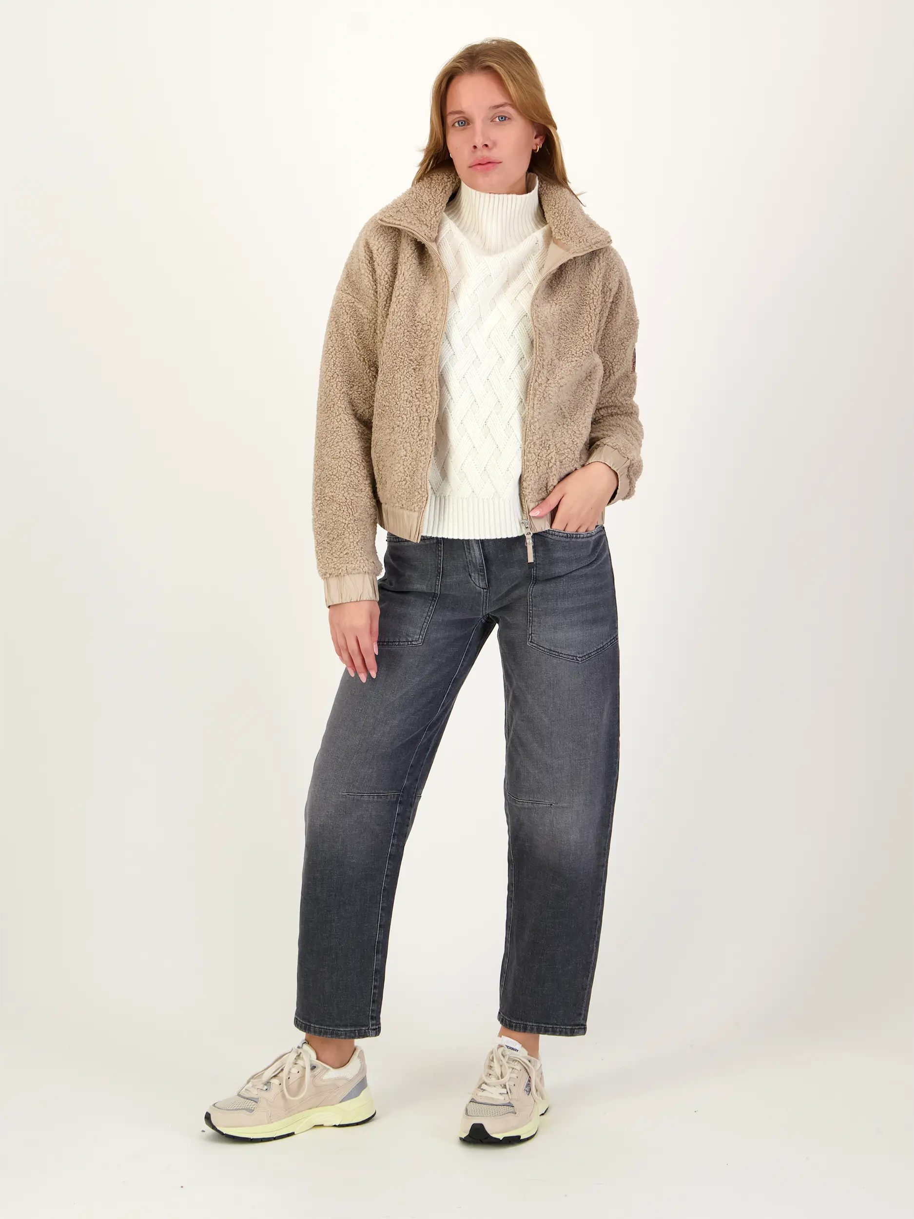 Pullover aus Wolle langarm - Artikel Teil eines Outfits getragen von einem Modell - Farbe: Creme