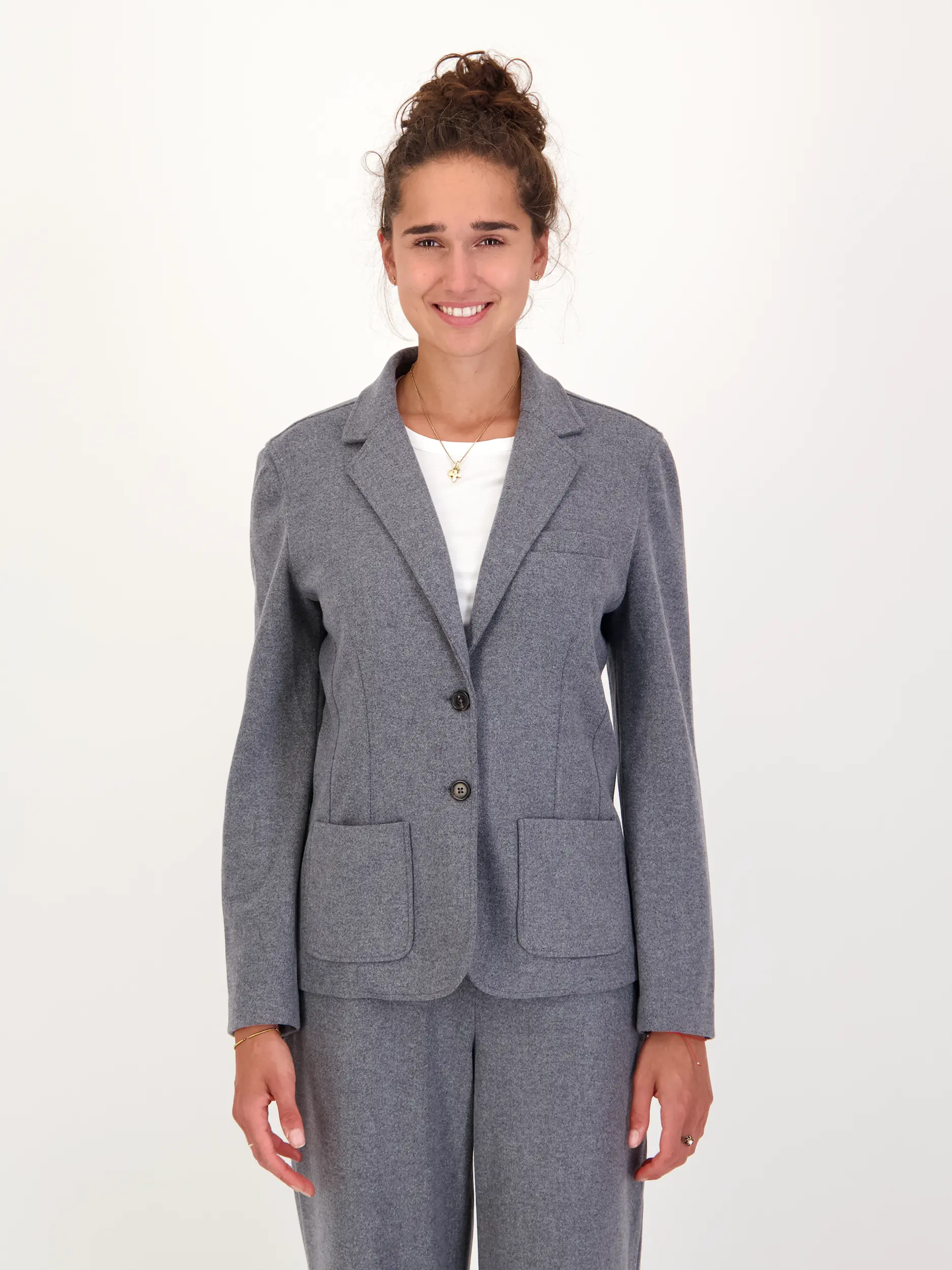 Blazer 'Dafne' - Artikel Vorderseite getragen von einem Modell - Farbe: Grau