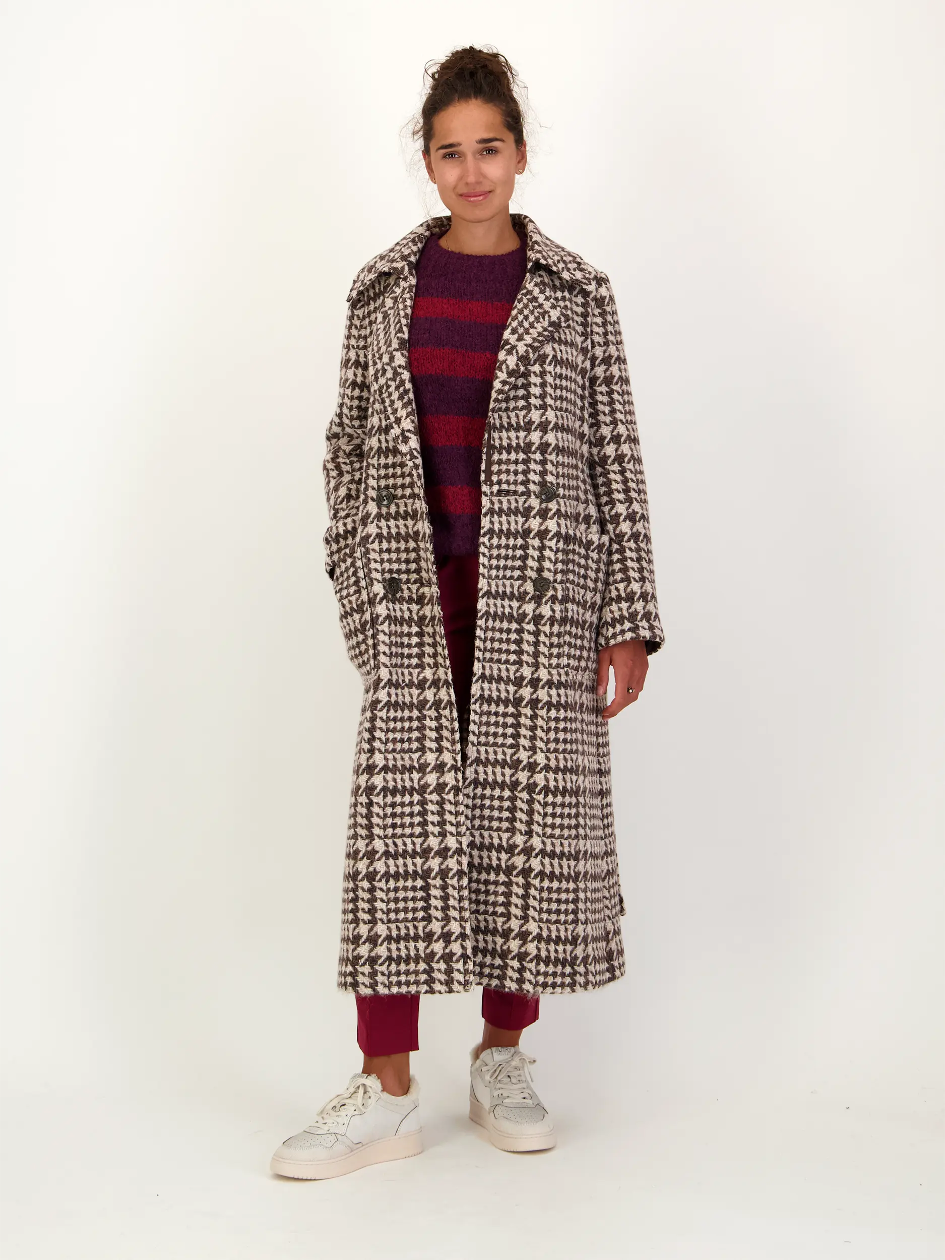 Gemusterter Wollmantel - Artikel Teil eines Outfits getragen von einem Modell - Farbe: Braun