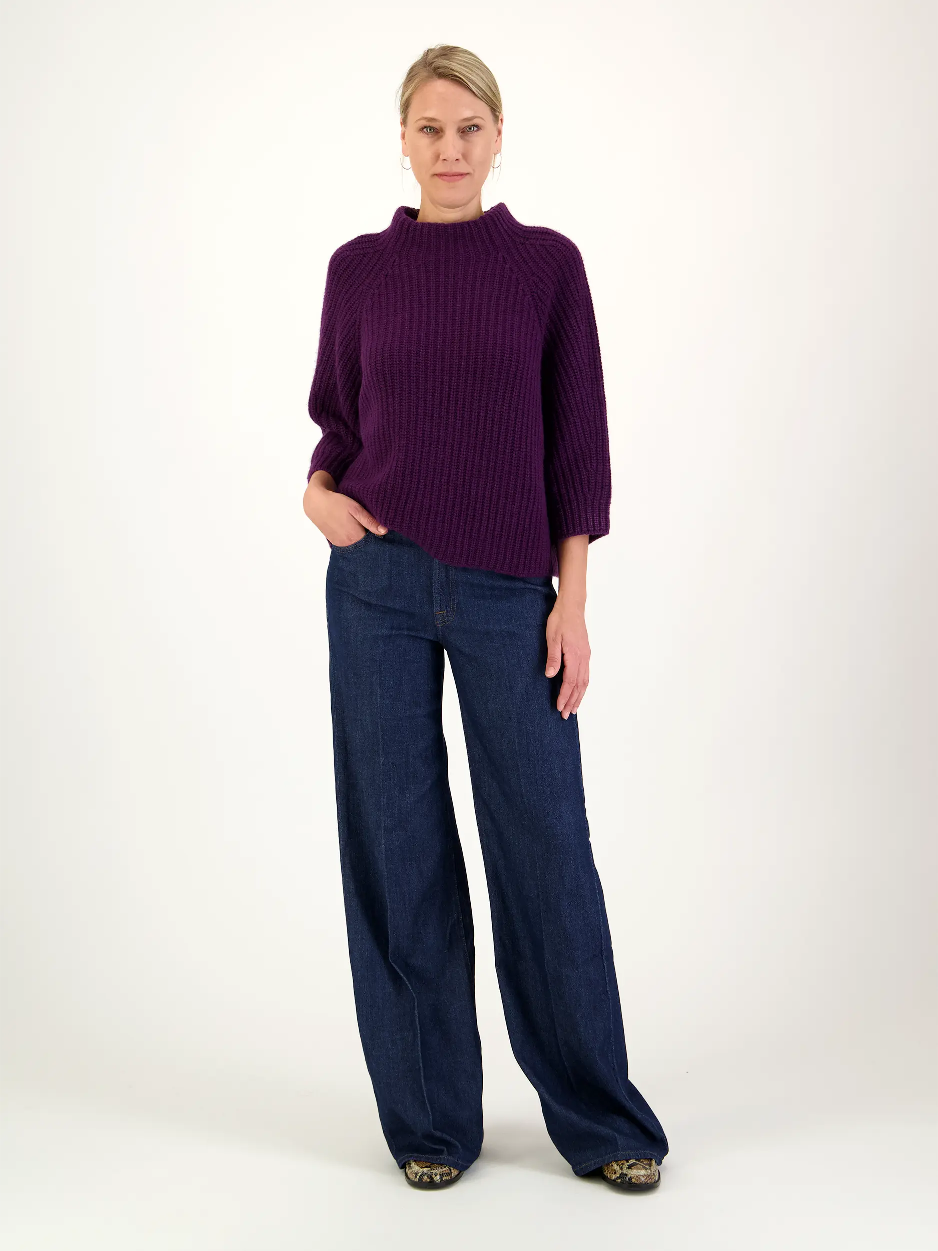 High Rise Wide Leg Jeans 'Lotta' - Artikel Teil eines Outfits getragen von einem Modell - Farbe: Blau