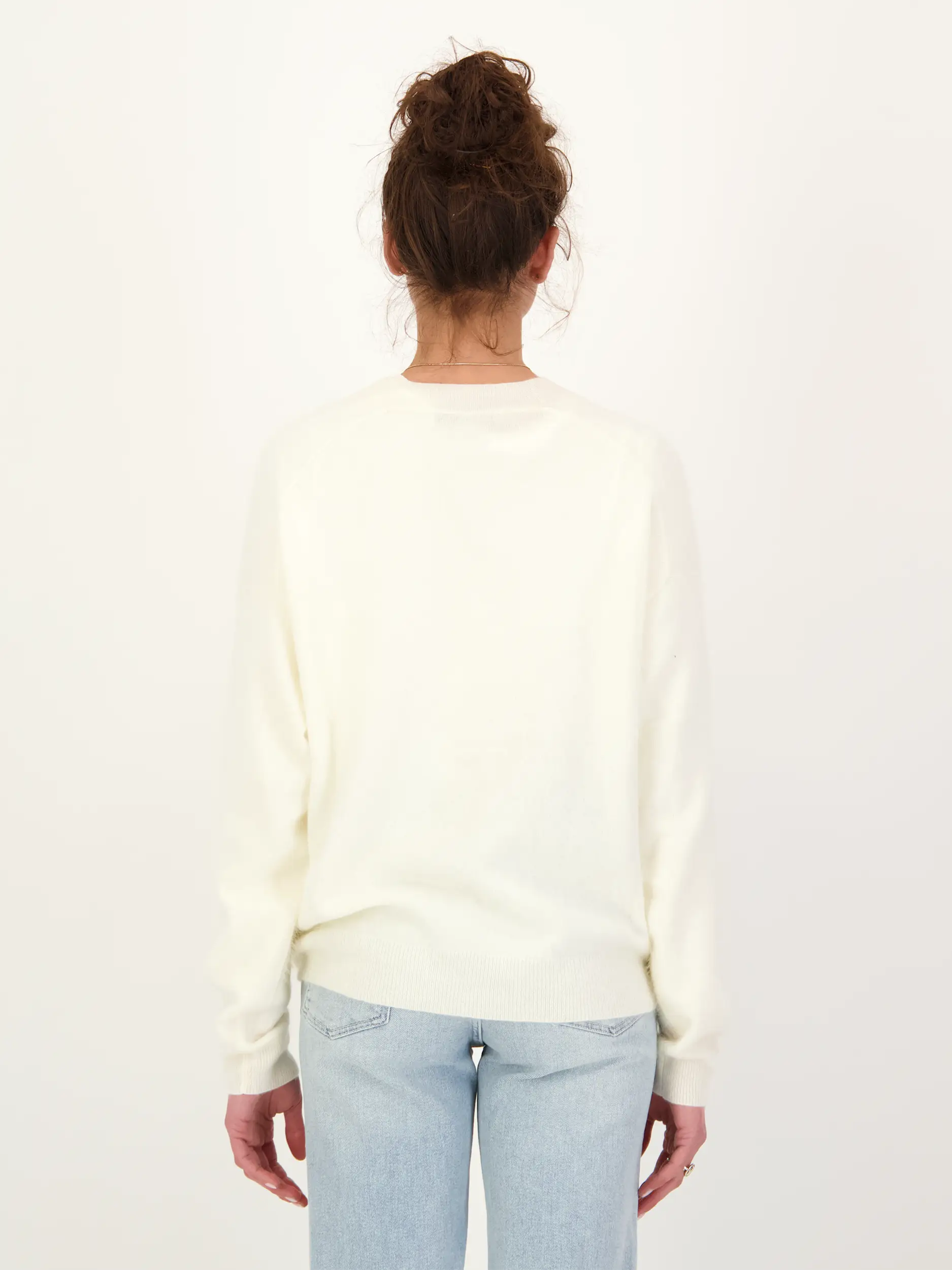 Strickjacke 'Seraphina' - Artikel Rückseite getragen von einem Modell - Farbe: Creme