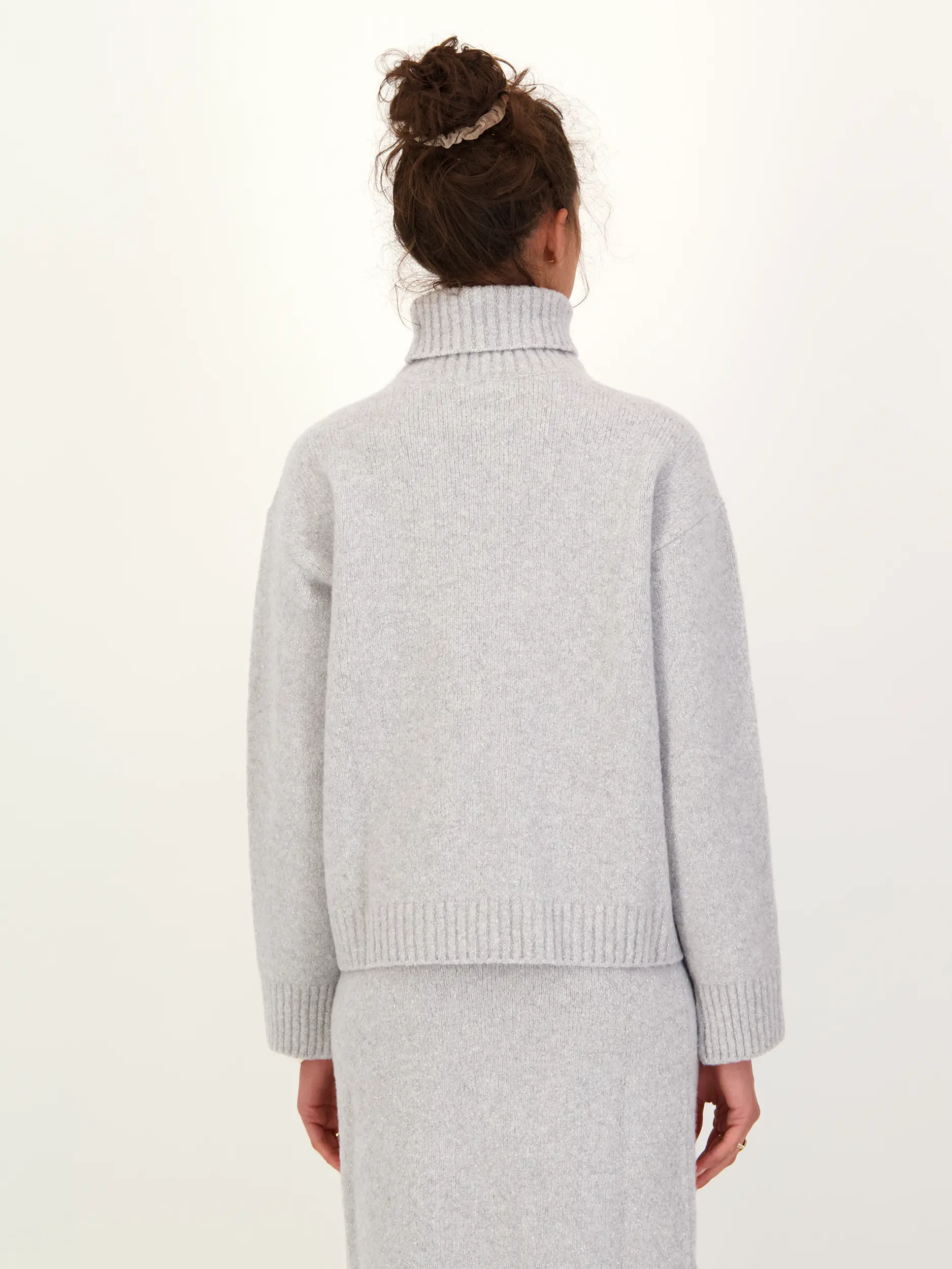 Rollkragenpullover aus Kaschmir-Mix langarm - Artikel Rückseite getragen von einem Modell