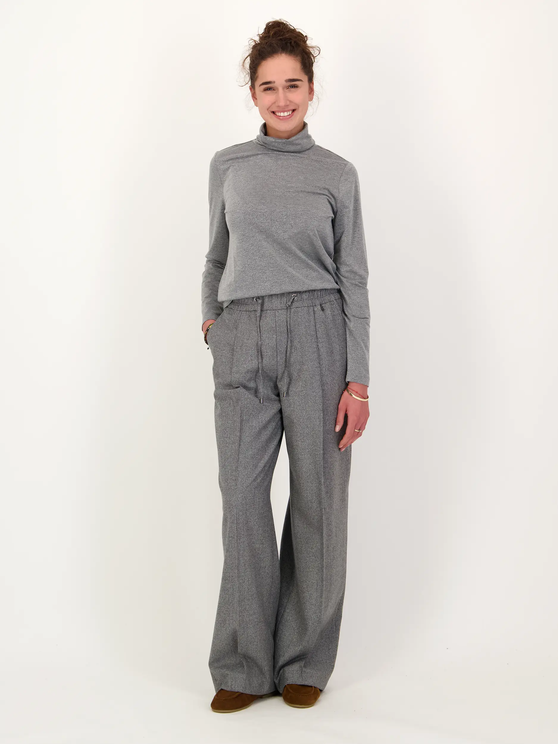 Langarmshirt 'Silva' - Artikel Teil eines Outfits getragen von einem Modell - Farbe: Grau