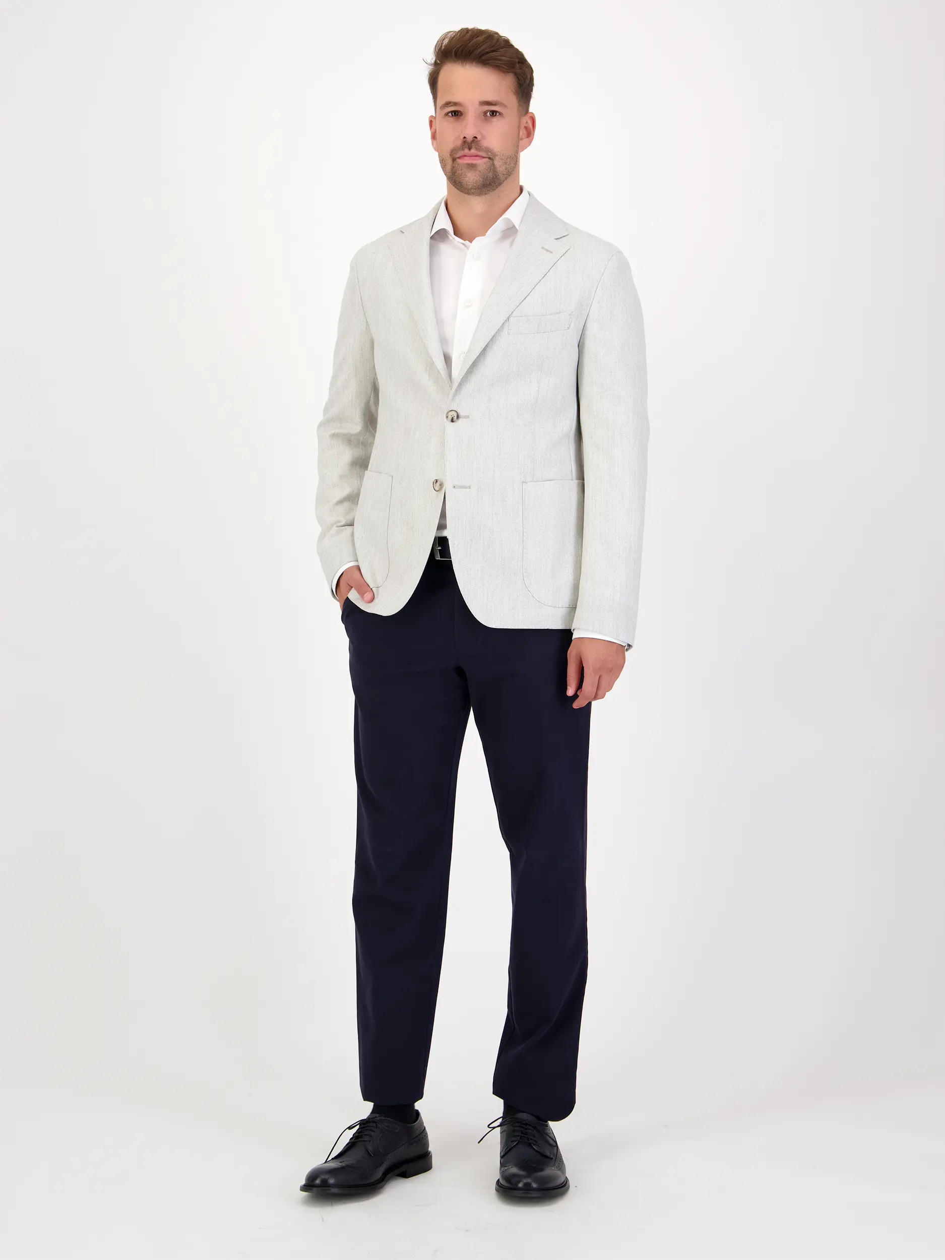 Hose 'Jasper' - Artikel Teil eines Outfits getragen von einem Modell - Farbe: Blau