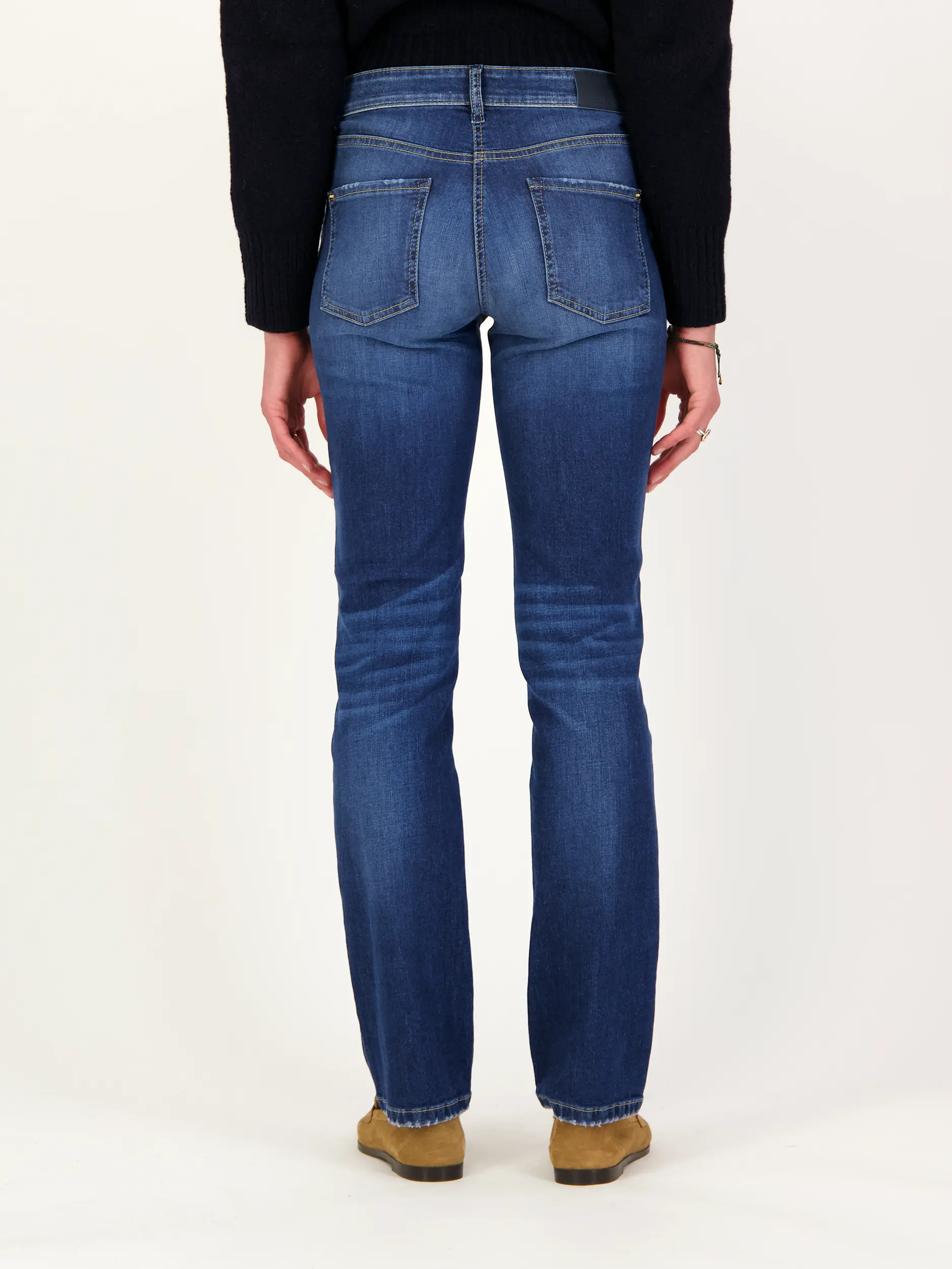 Low Rise Straight Leg Jeans 'Piper long' - Artikel Rückseite getragen von einem Modell - Farbe: Blau