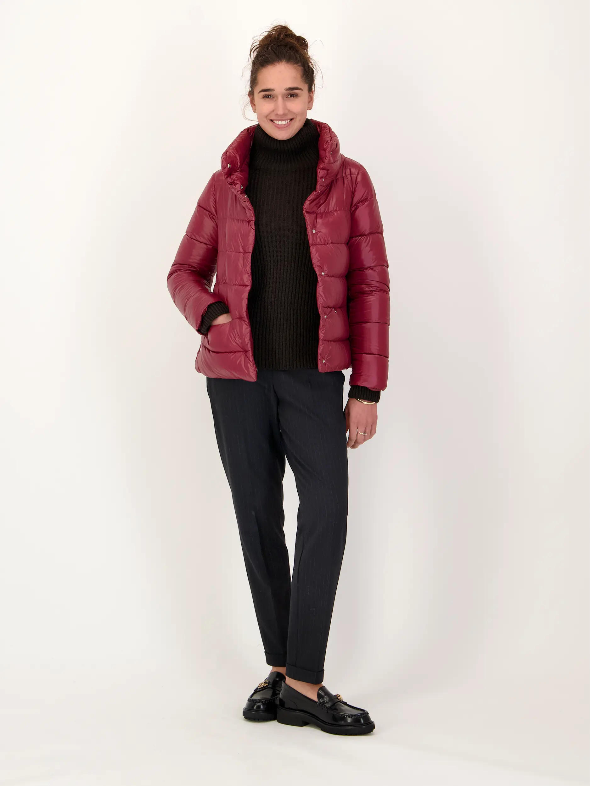 Pullover 'Arwen' aus Wolle - Artikel Teil eines Outfits getragen von einem Modell - Farbe: Braun