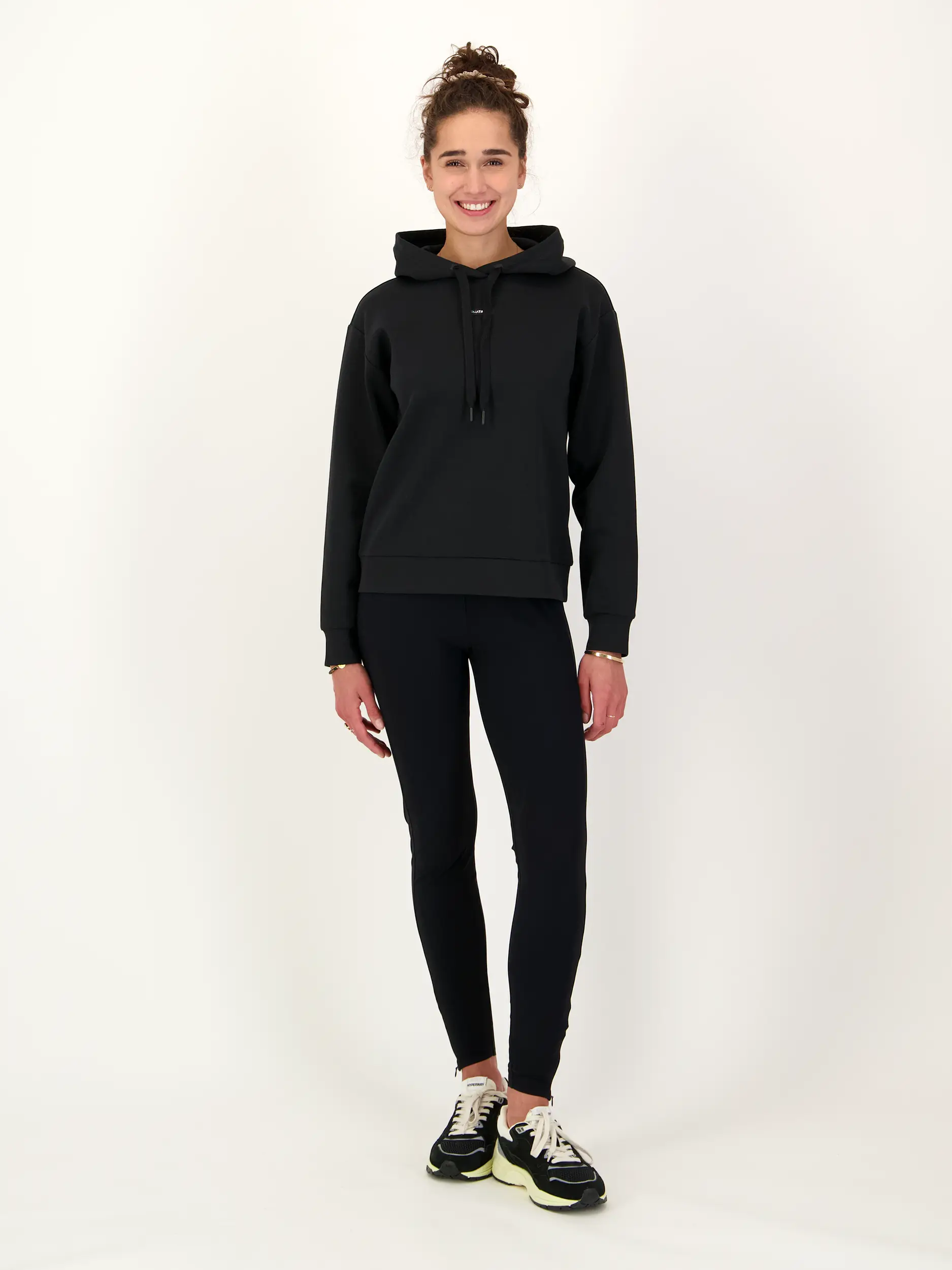 Sweatshirt 'Suri' - Artikel Teil eines Outfits getragen von einem Modell - Farbe: Schwarz