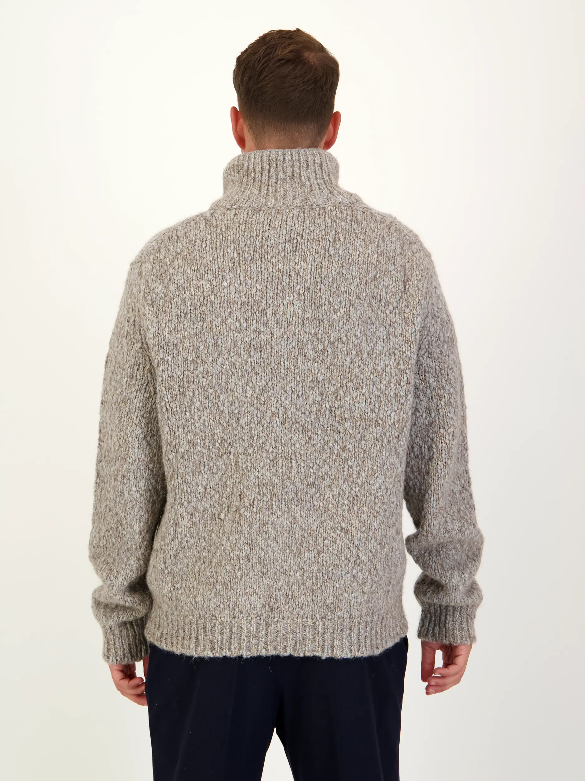 Pullover aus Woll-Mix langarm - Artikel Rückseite getragen von einem Modell - Farbe: Braun
