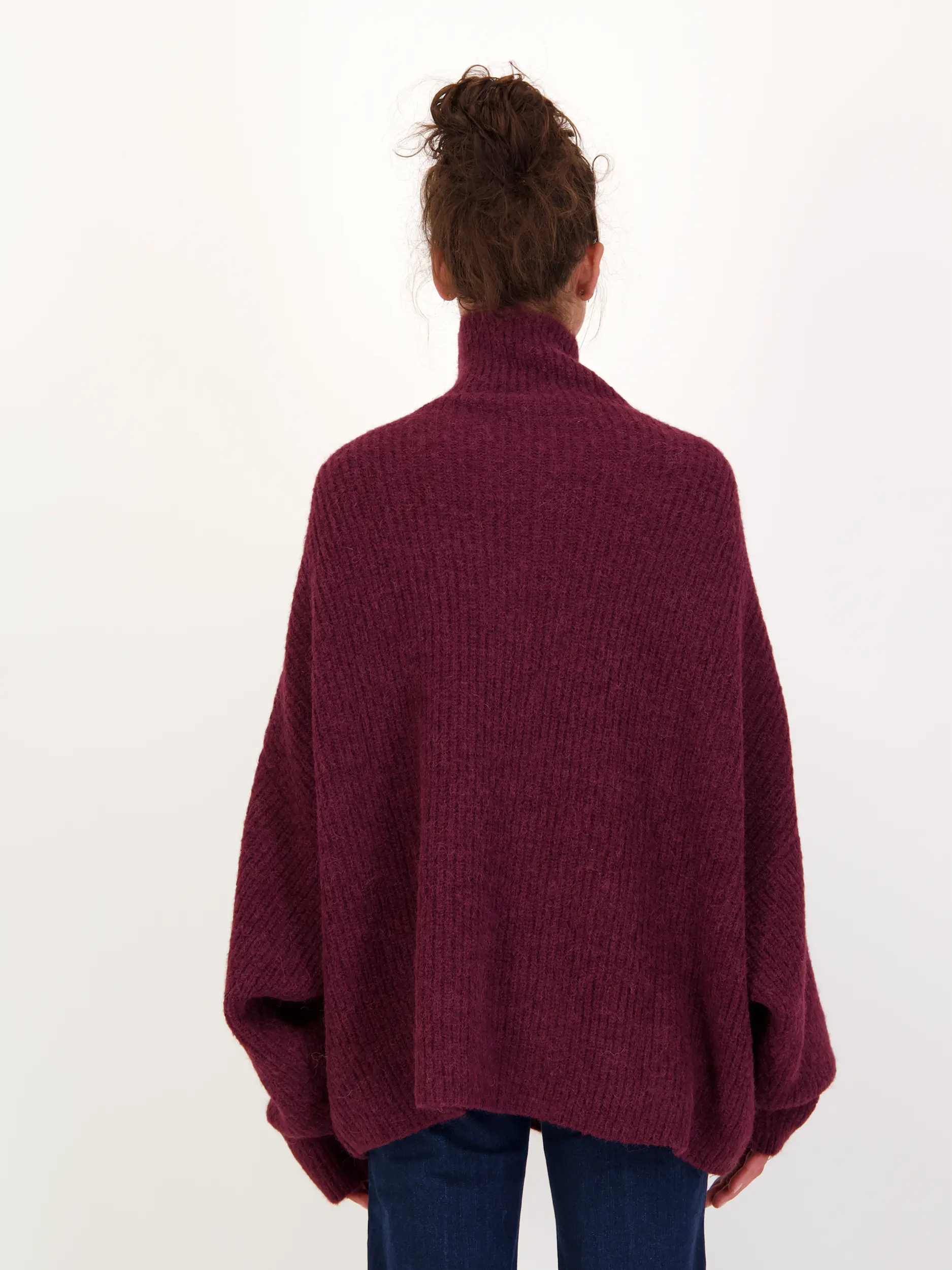 Gerippter Pullover 'Mara' langarm - Artikel Rückseite getragen von einem Modell - Farbe: Rot