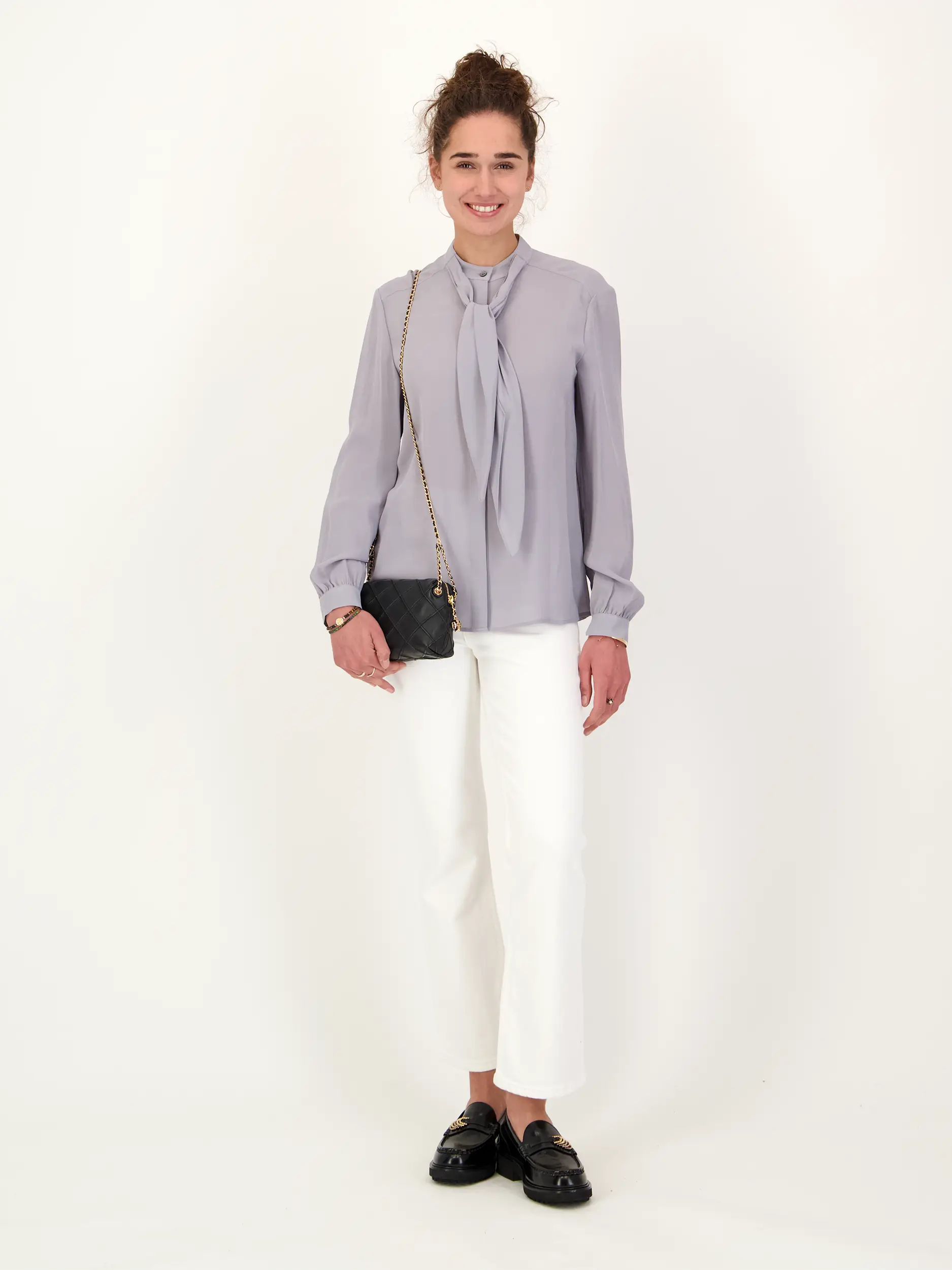 Schluppenbluse langarm - Artikel Teil eines Outfits getragen von einem Modell - Farbe: Grau