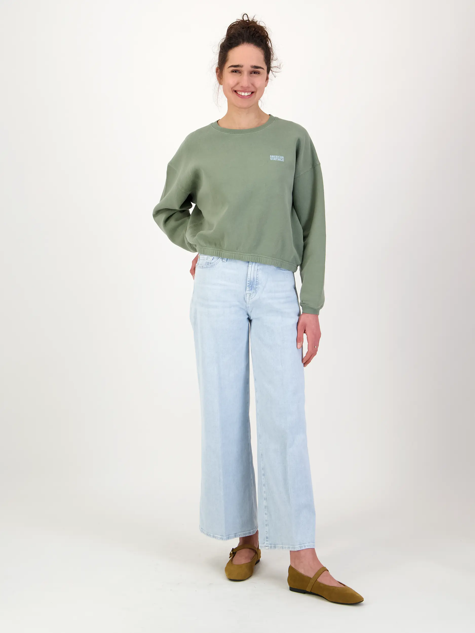 Sweatshirt 'Izubird' - Artikel Teil eines Outfits getragen von einem Modell - Farbe: Grün