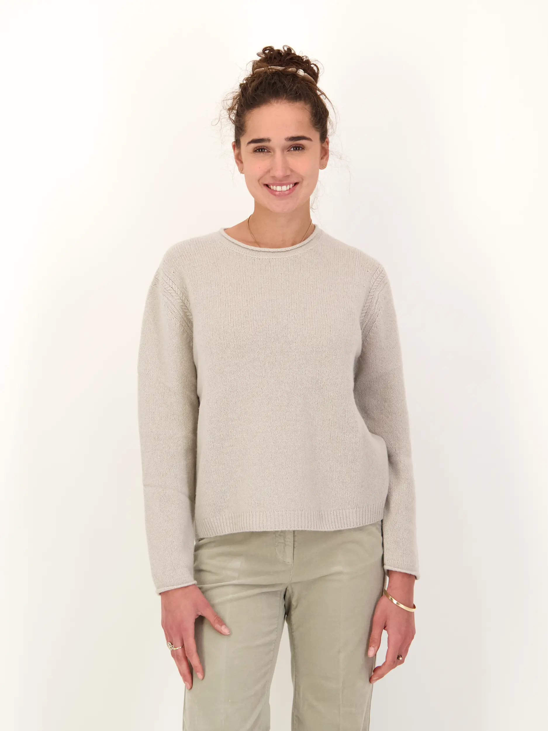 Pullover aus Wolle langarm - Artikel Vorderseite getragen von einem Modell - Farbe: Creme