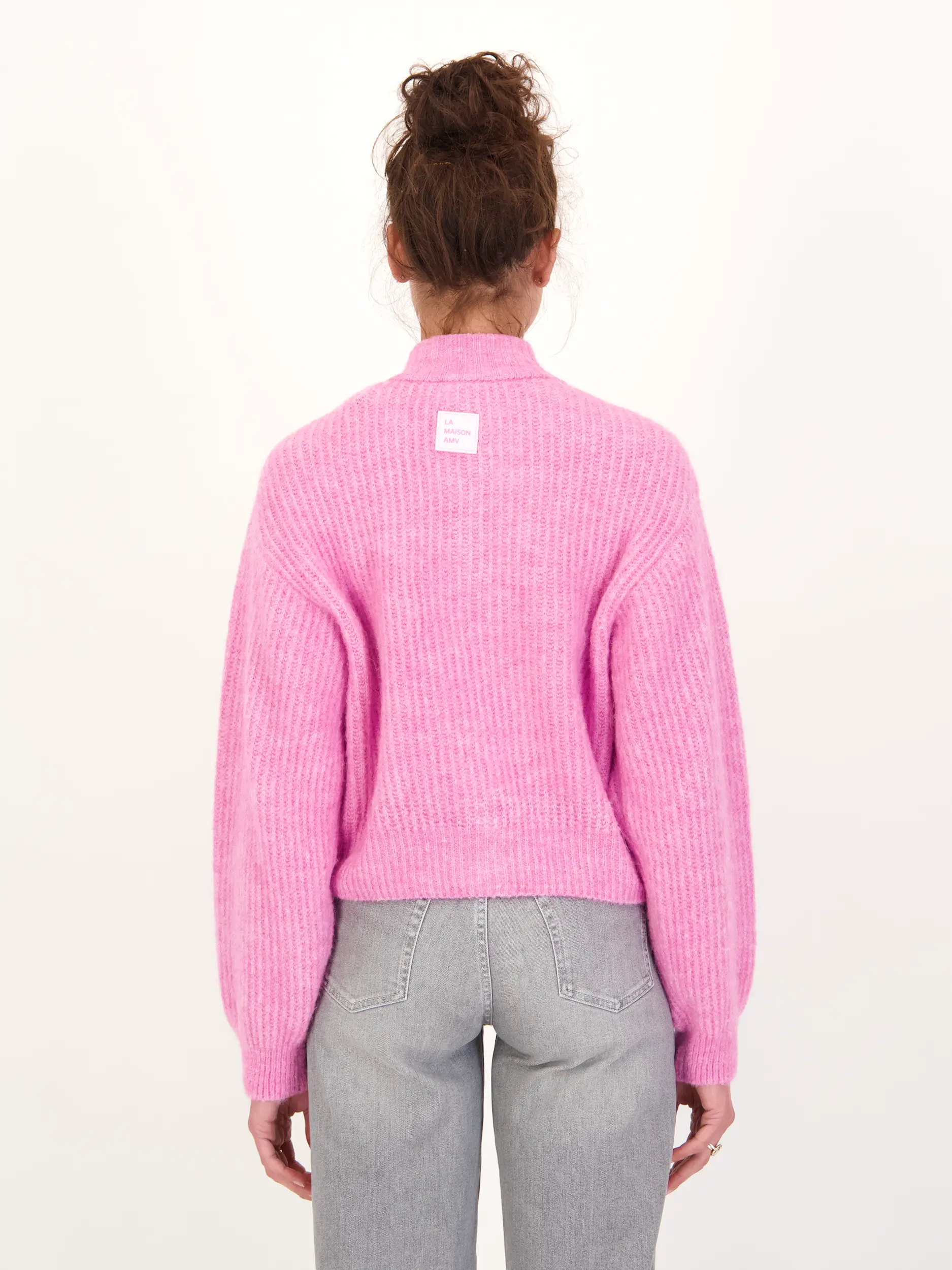 Strickjacke 'East' aus Woll-Mix langarm - Artikel Rückseite getragen von einem Modell - Farbe: Rosa&Pink