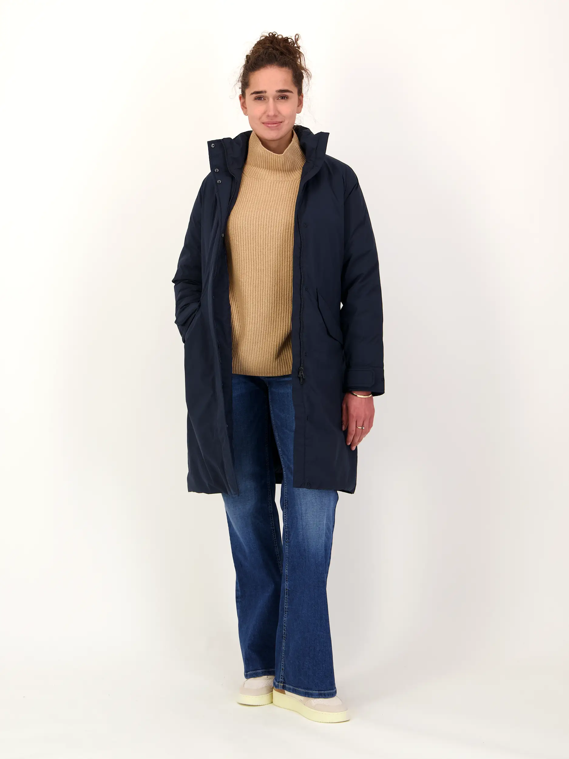 Wasserabweisender Daunenmantel 'Cloudcoat' - Artikel Teil eines Outfits getragen von einem Modell - Farbe: Blau