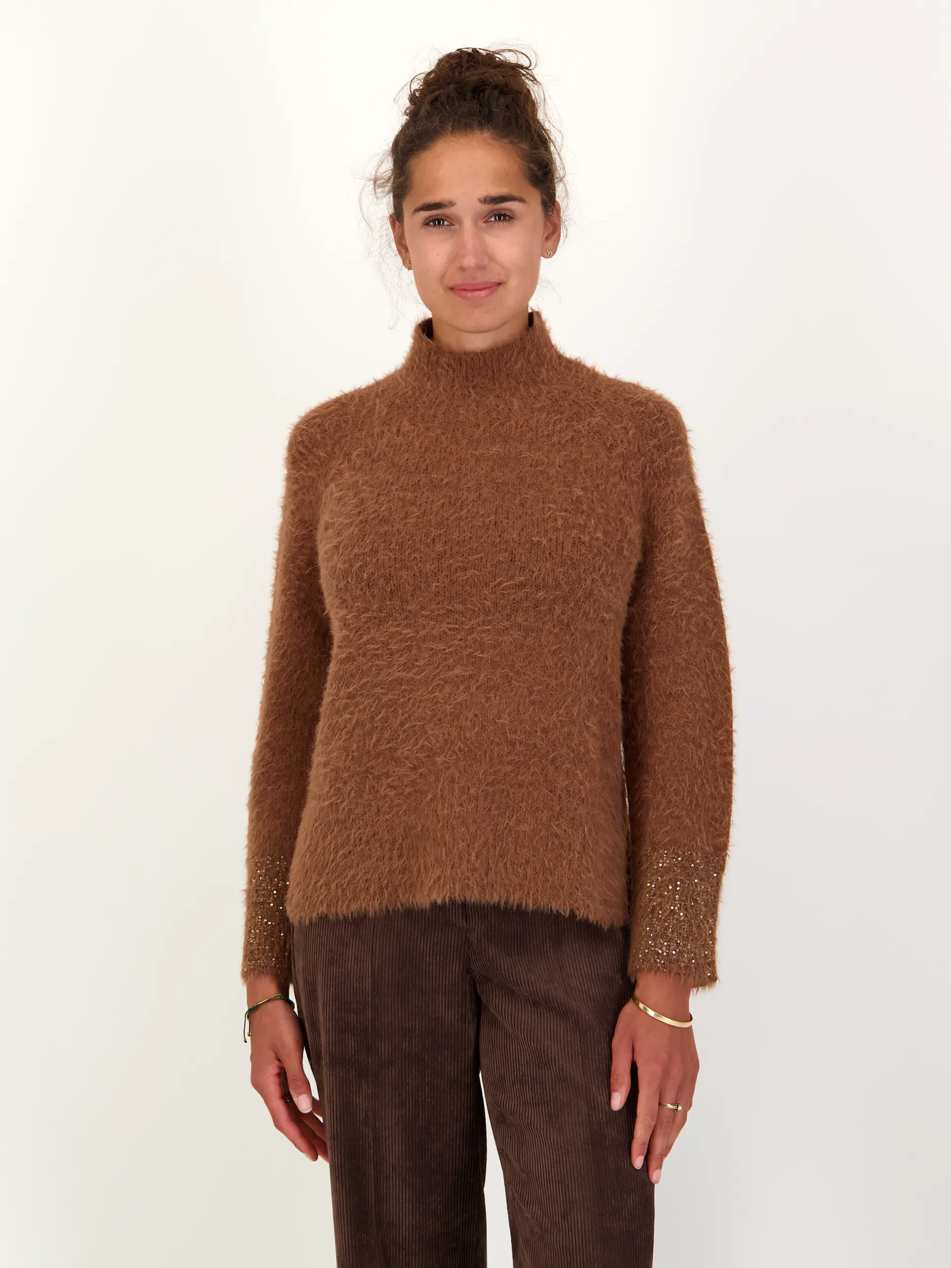 Pullover aus Wolle langarm - Artikel Vorderseite getragen von einem Modell - Farbe: Braun