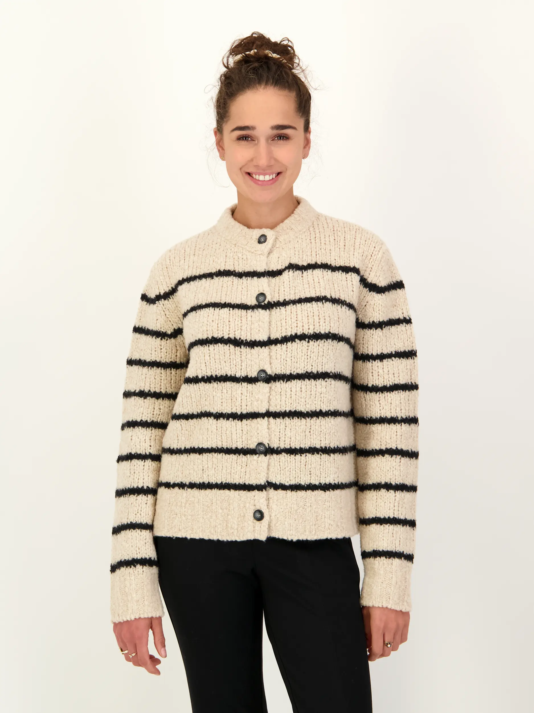 Gestreifte Strickjacke 'Petite' aus Wolle - Artikel Vorderseite getragen von einem Modell - Farbe: Schwarz