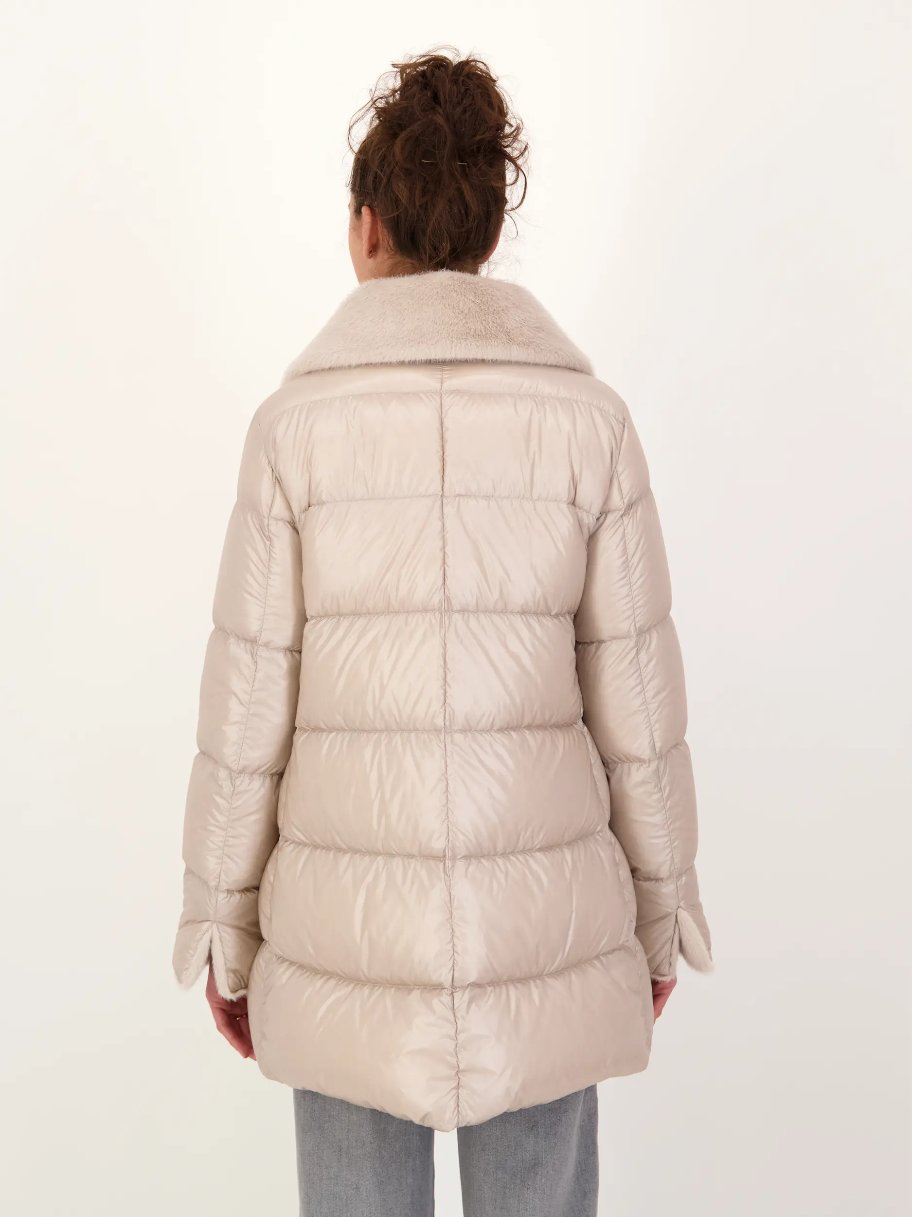 Daunenjacke mit Faux Fellkragen - Artikel Rückseite getragen von einem Modell - Farbe: Beige Daunenjacke mit Faux Fellkragen - Artikel Rückseite getragen von einem Modell - Farbe: Beige