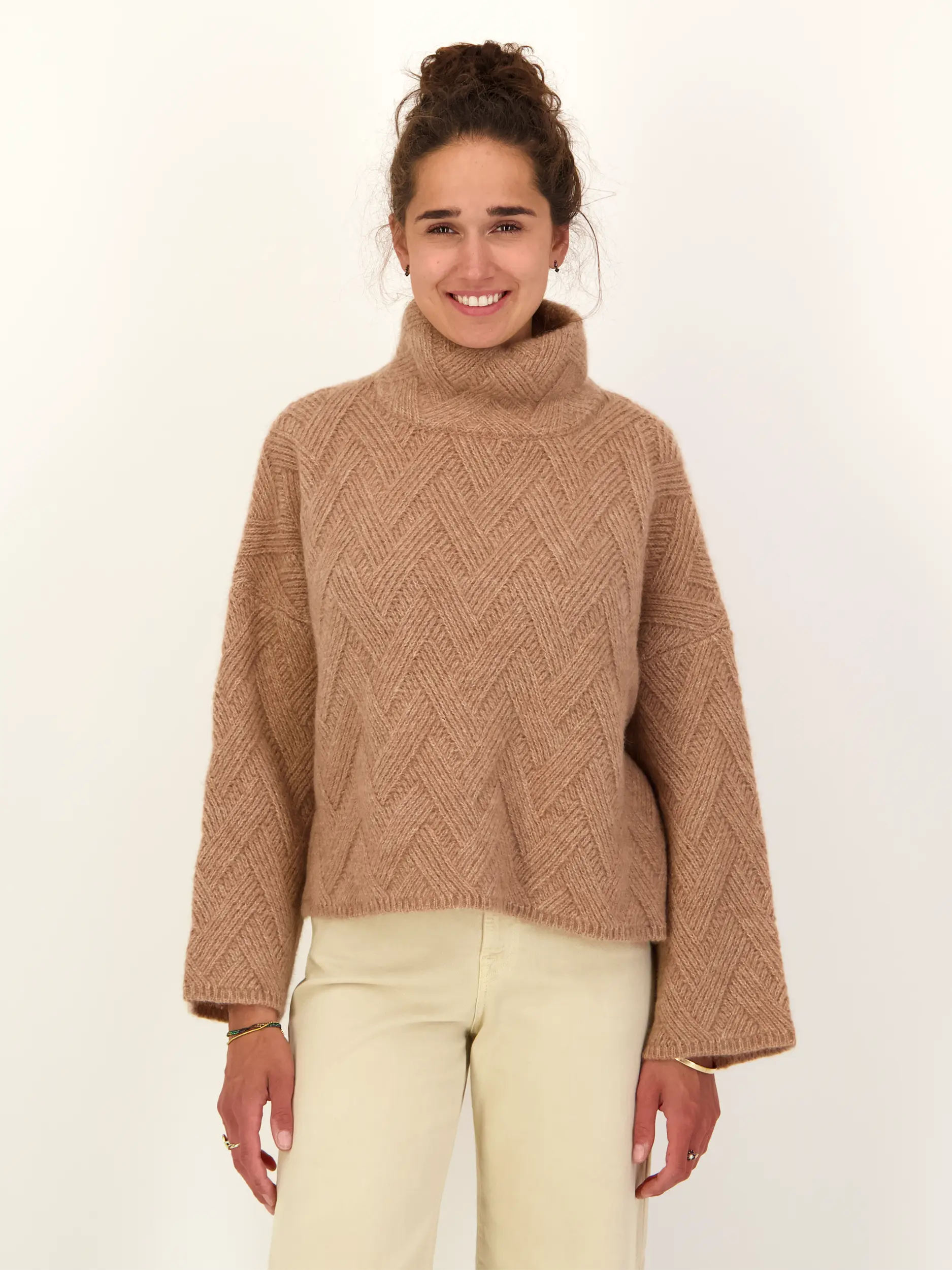 Pullover aus Kaschmir - Artikel Vorderseite getragen von einem Modell