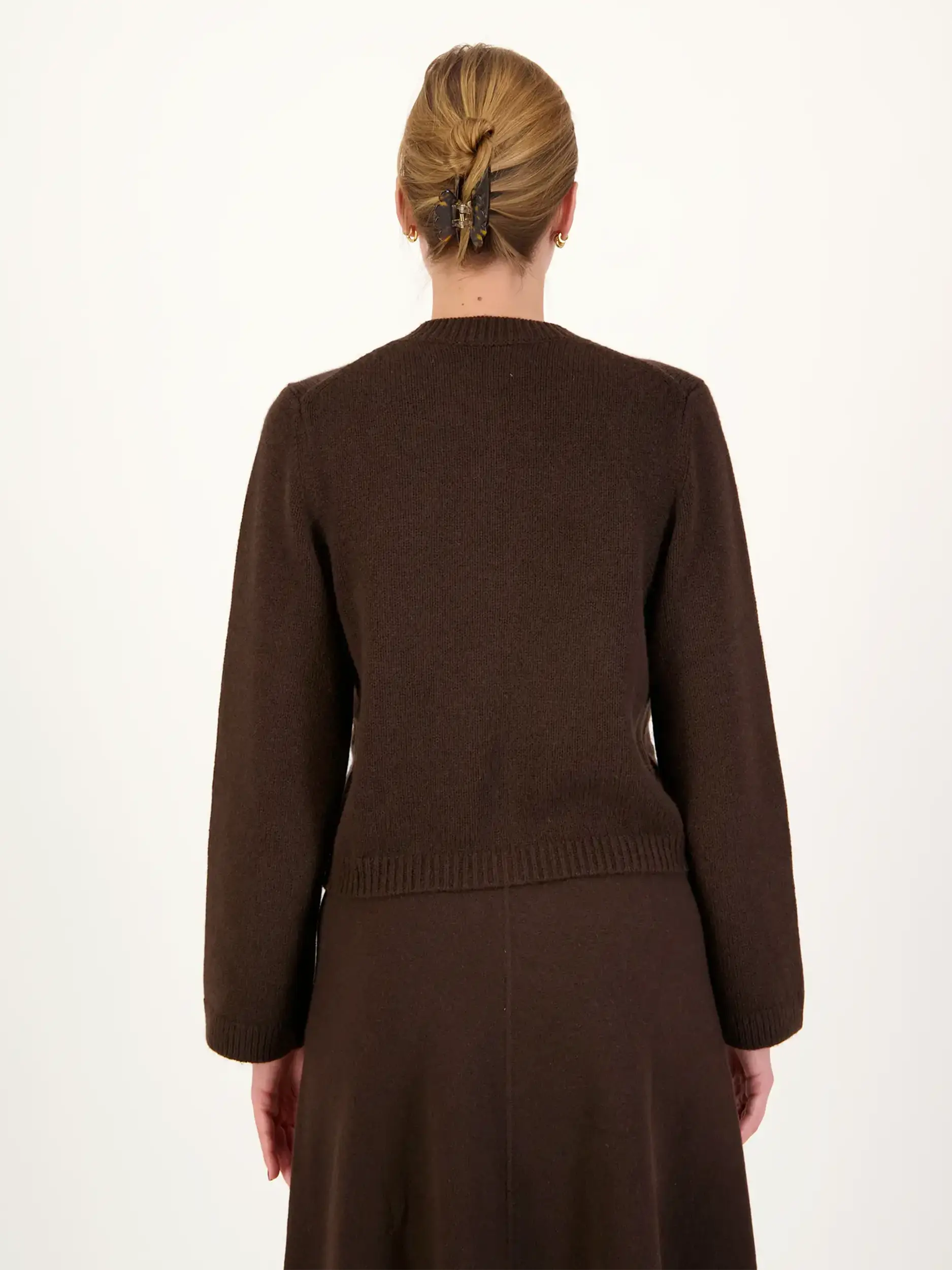 Strickjacke aus Wolle - Artikel Rückseite getragen von einem Modell - Farbe: Braun