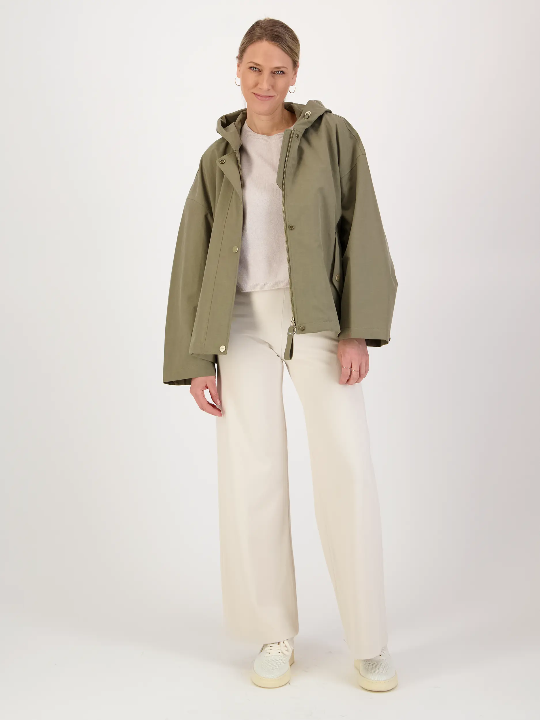 Jacke 'Elle' - Artikel Teil eines Outfits getragen von einem Modell - Farbe: Grün