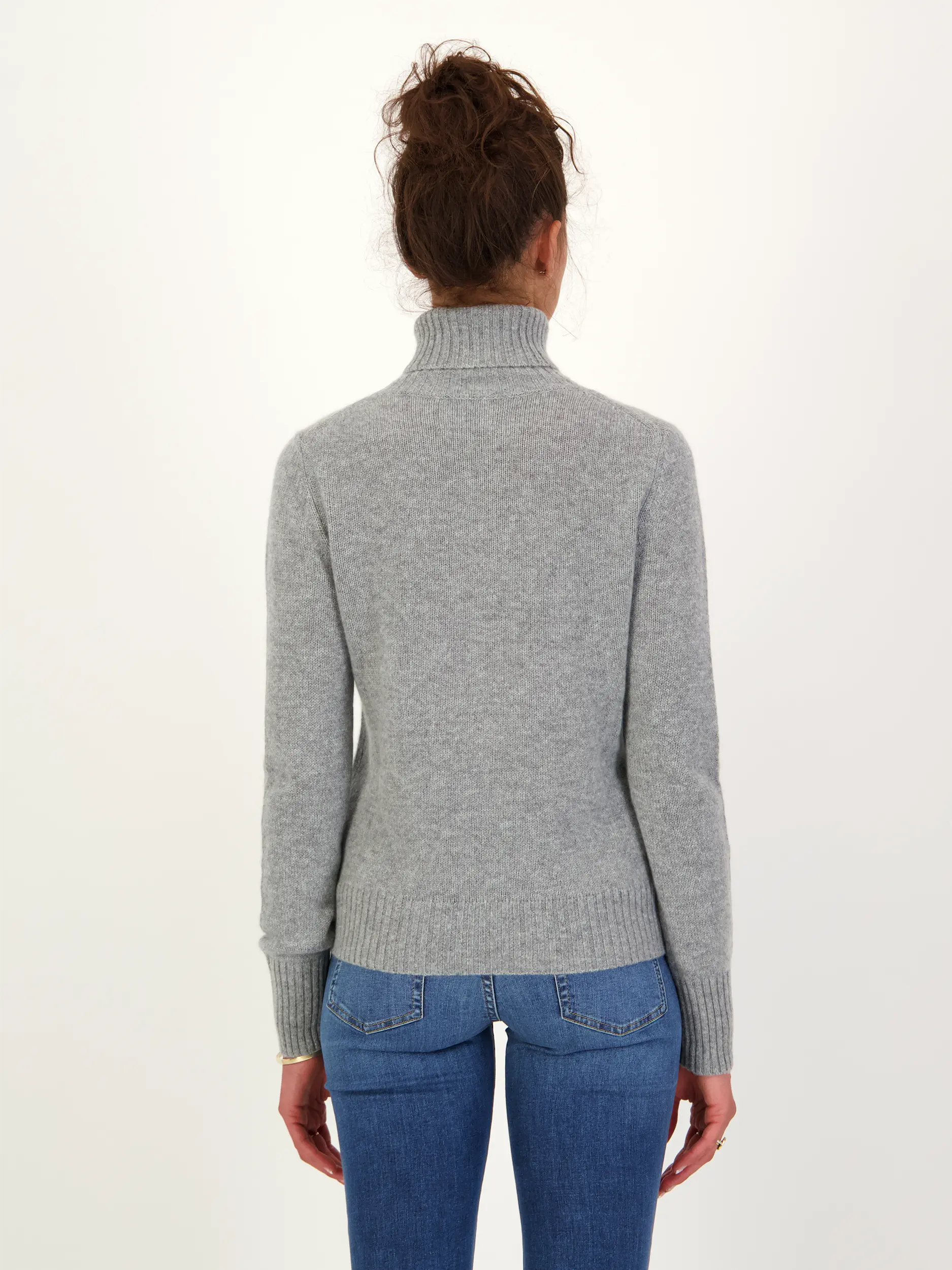 Rollkragenpullover aus Kaschmir langarm - Artikel Rückseite getragen von einem Modell - Farbe: Grau