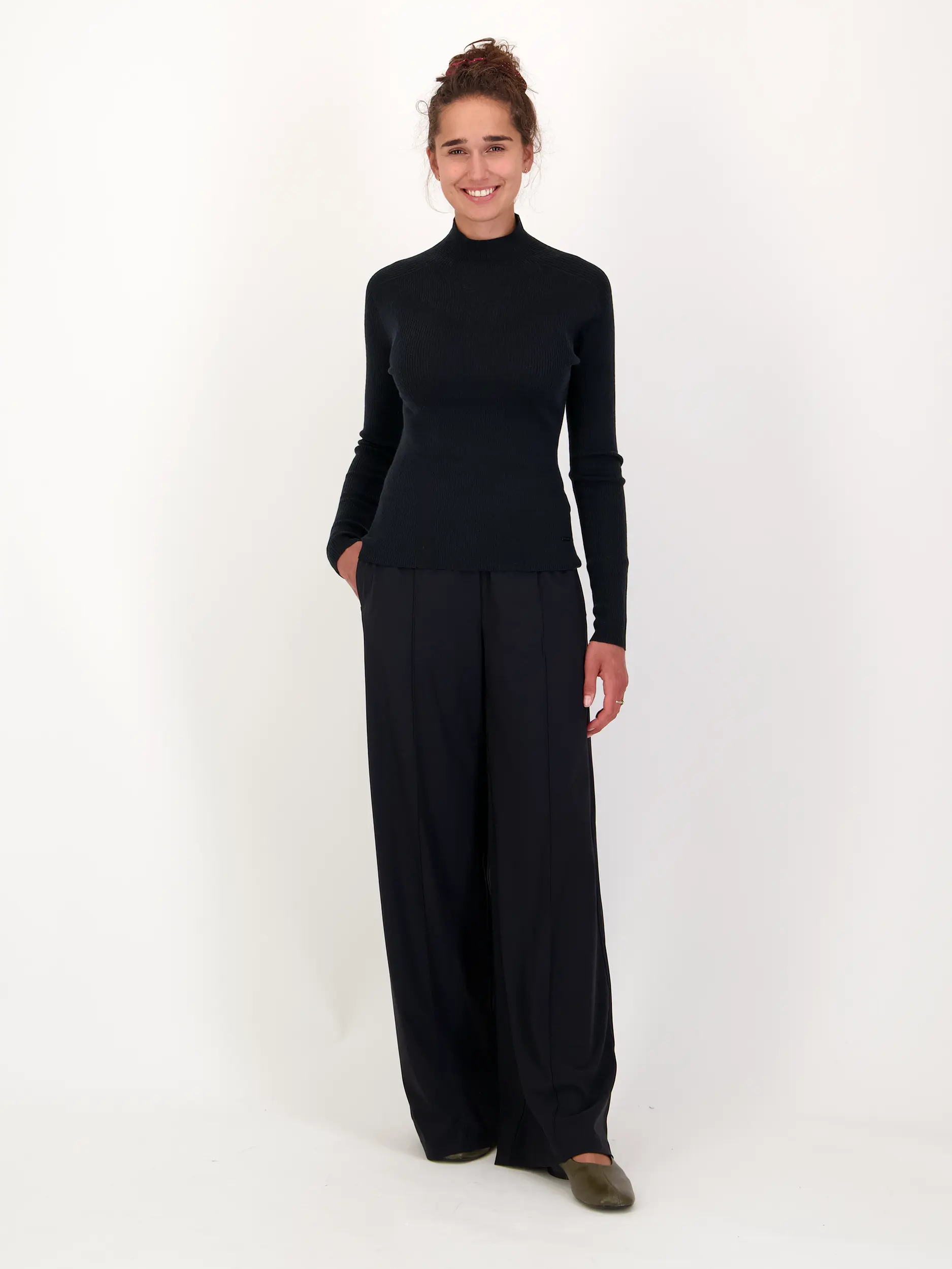 Langarmshirt 'Fract' - Artikel Teil eines Outfits getragen von einem Modell - Farbe: Schwarz
