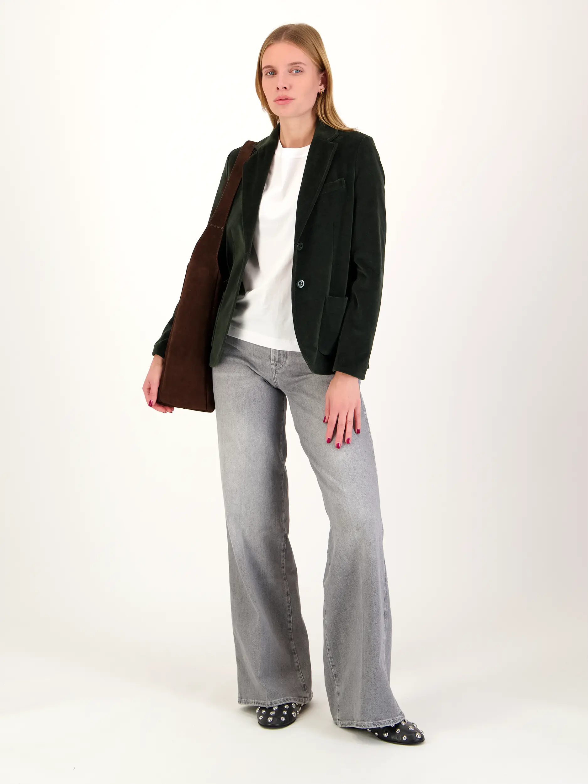 Samtblazer - Artikel Teil eines Outfits getragen von einem Modell - Farbe: Grün