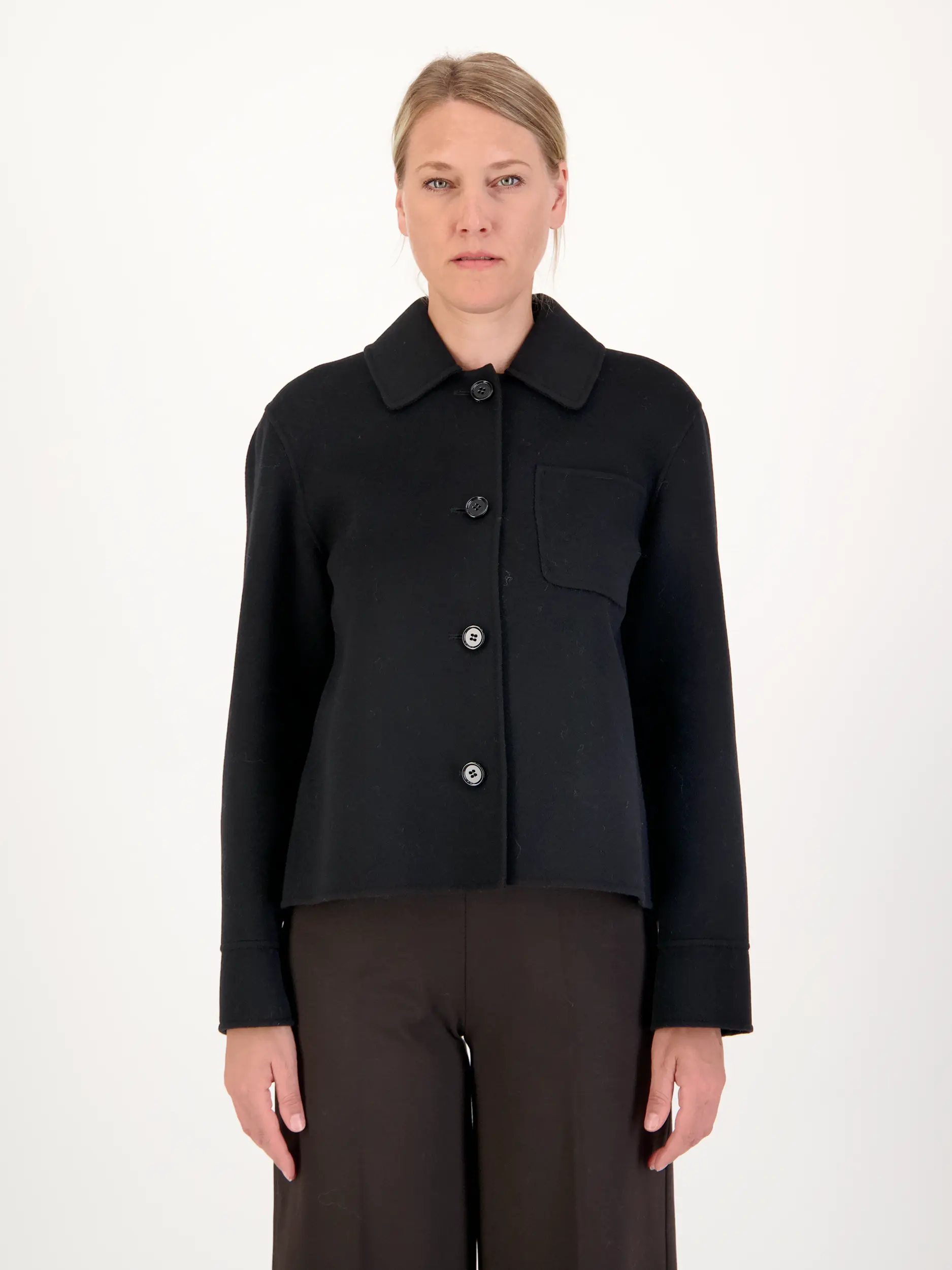 Wolljacke 'Winter' - Artikel Vorderseite getragen von einem Modell - Farbe: Schwarz