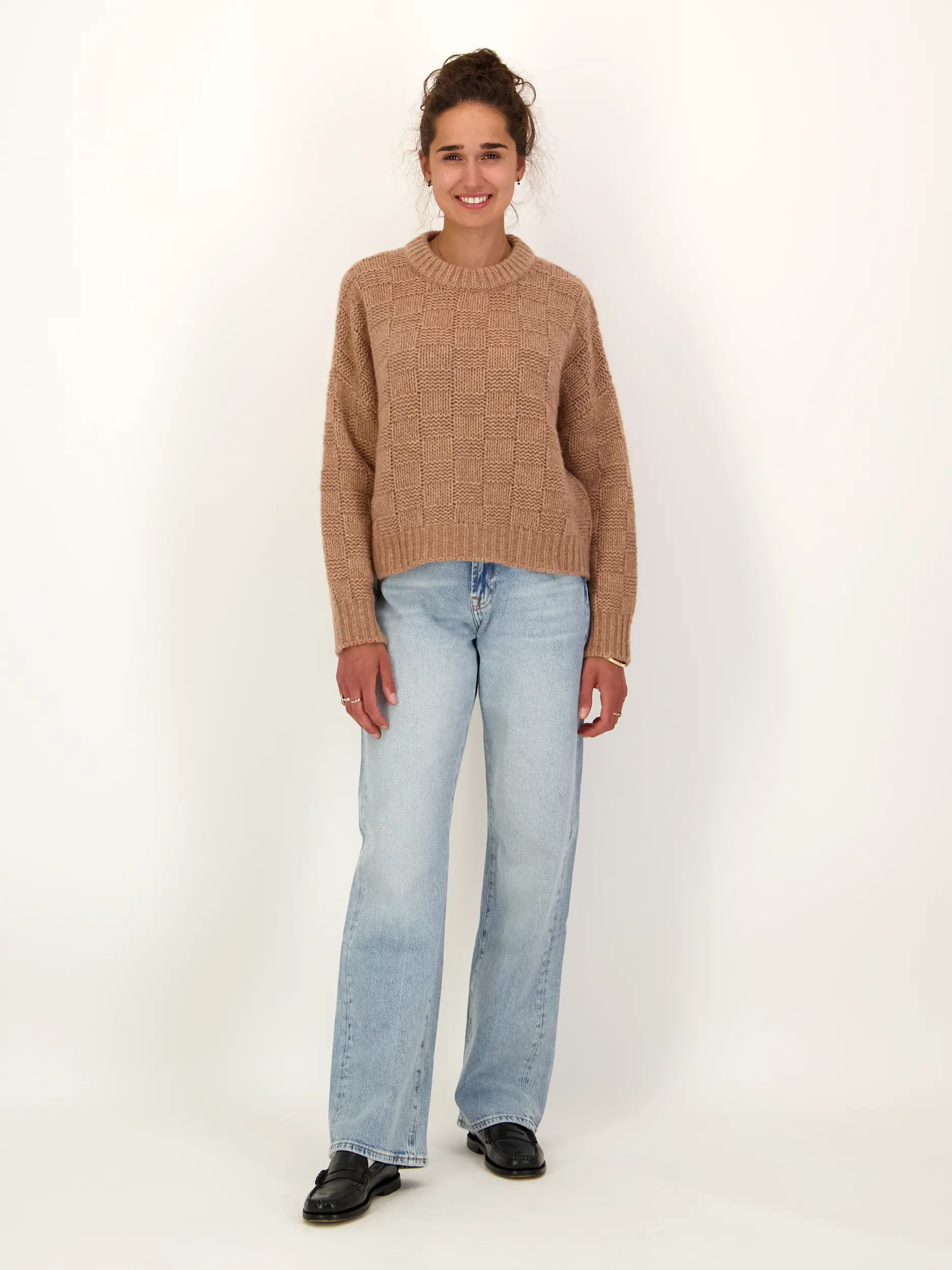 Pullover 'Cornwall' aus Kaschmir langarm - Artikel Teil eines Outfits getragen von einem Modell
